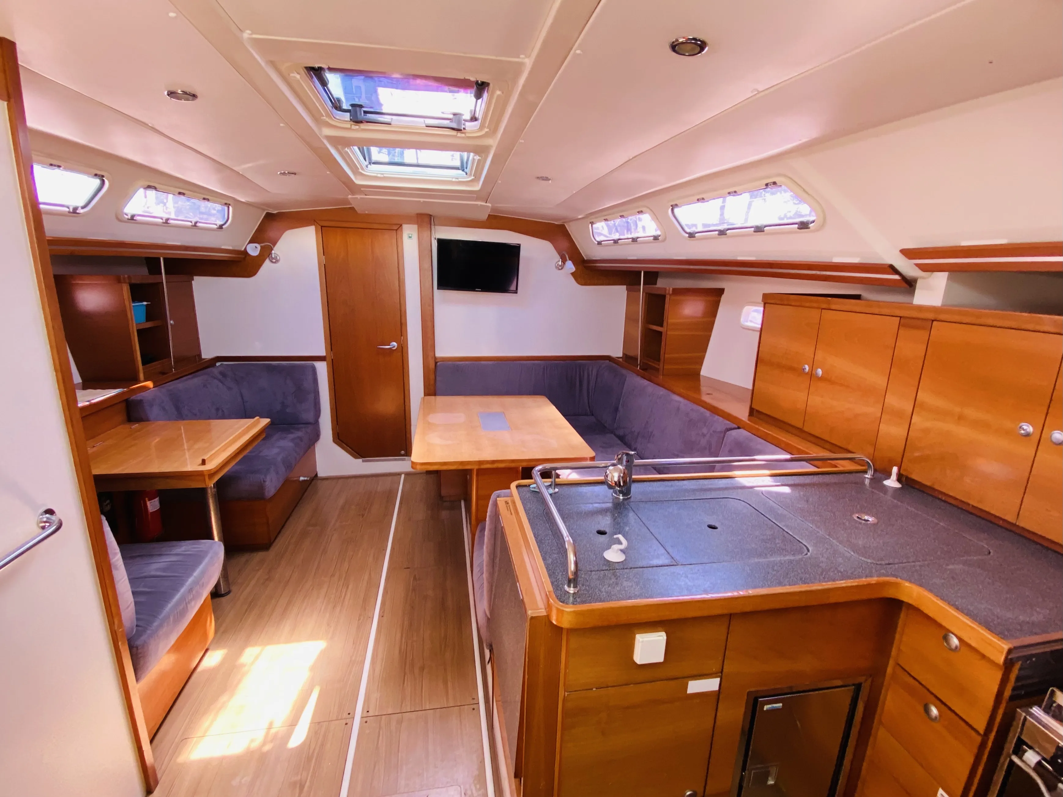 Hanse 430e Performance Cruiser — фотография яхты 11