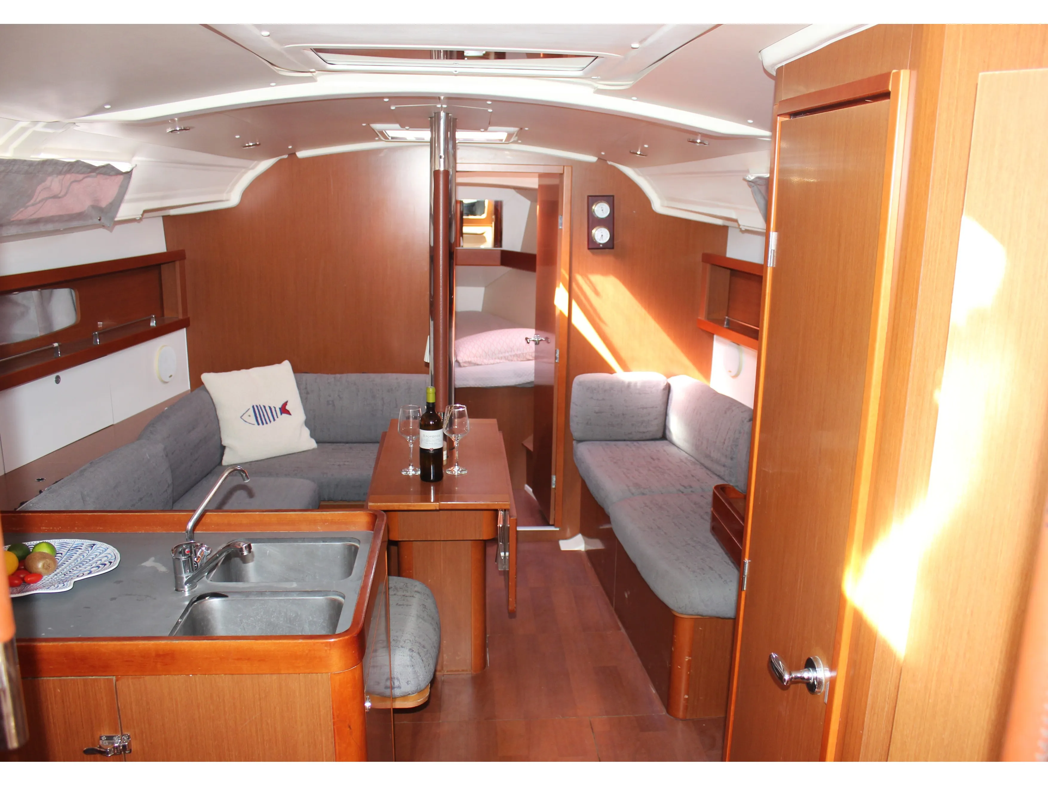 Oceanis 37 Julie — yacht photo 2