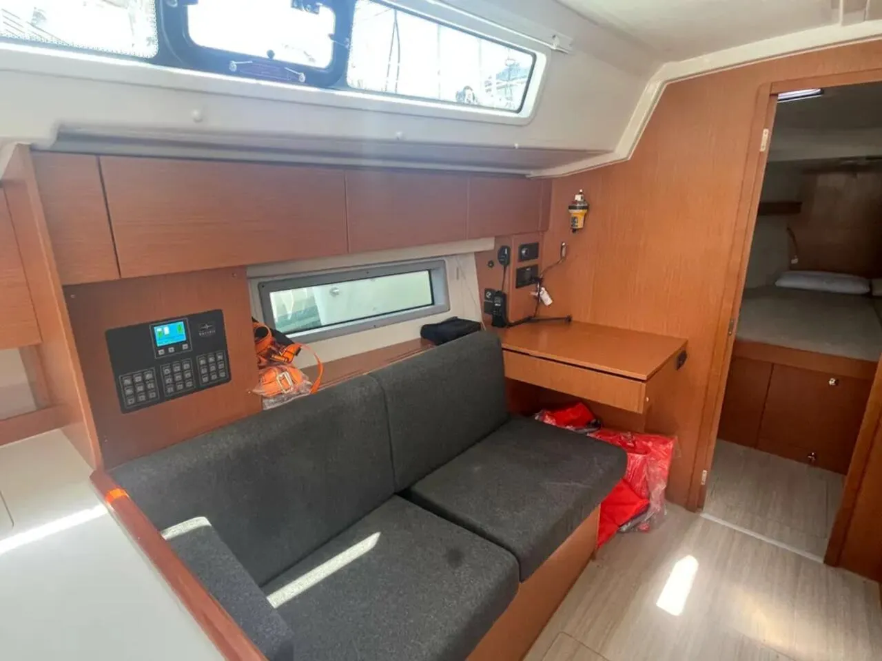 Bavaria C42 BLACKBERRY — jahtikuva 2