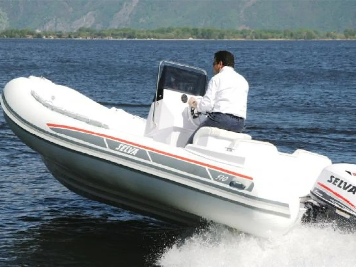 Motorboat Selva 570 Elegance — fotografia jachty 2