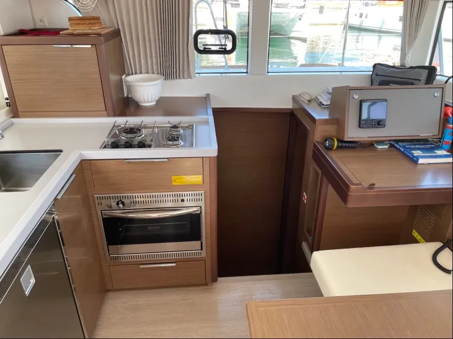 Lagoon 40 AF-LAG40B — yacht photo 2
