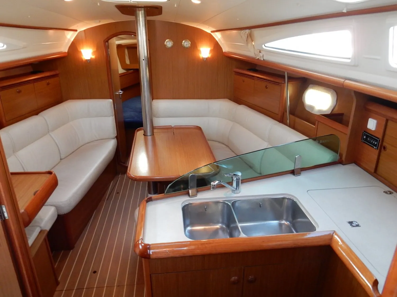 Sun Odyssey 37 Deep Blue — jahtikuva 3