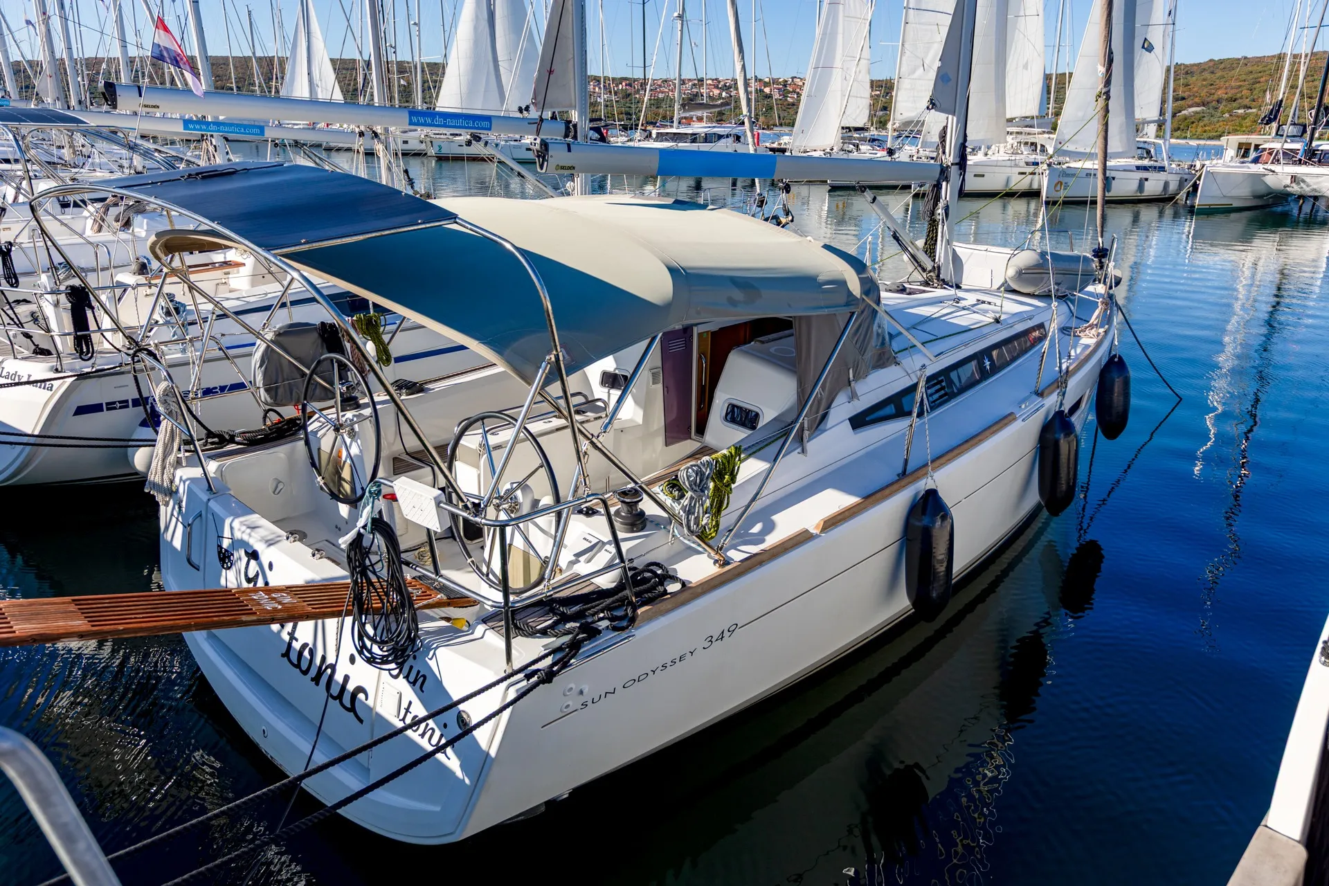 Sun Odyssey 349 Gin Tonic — фотография яхты 6