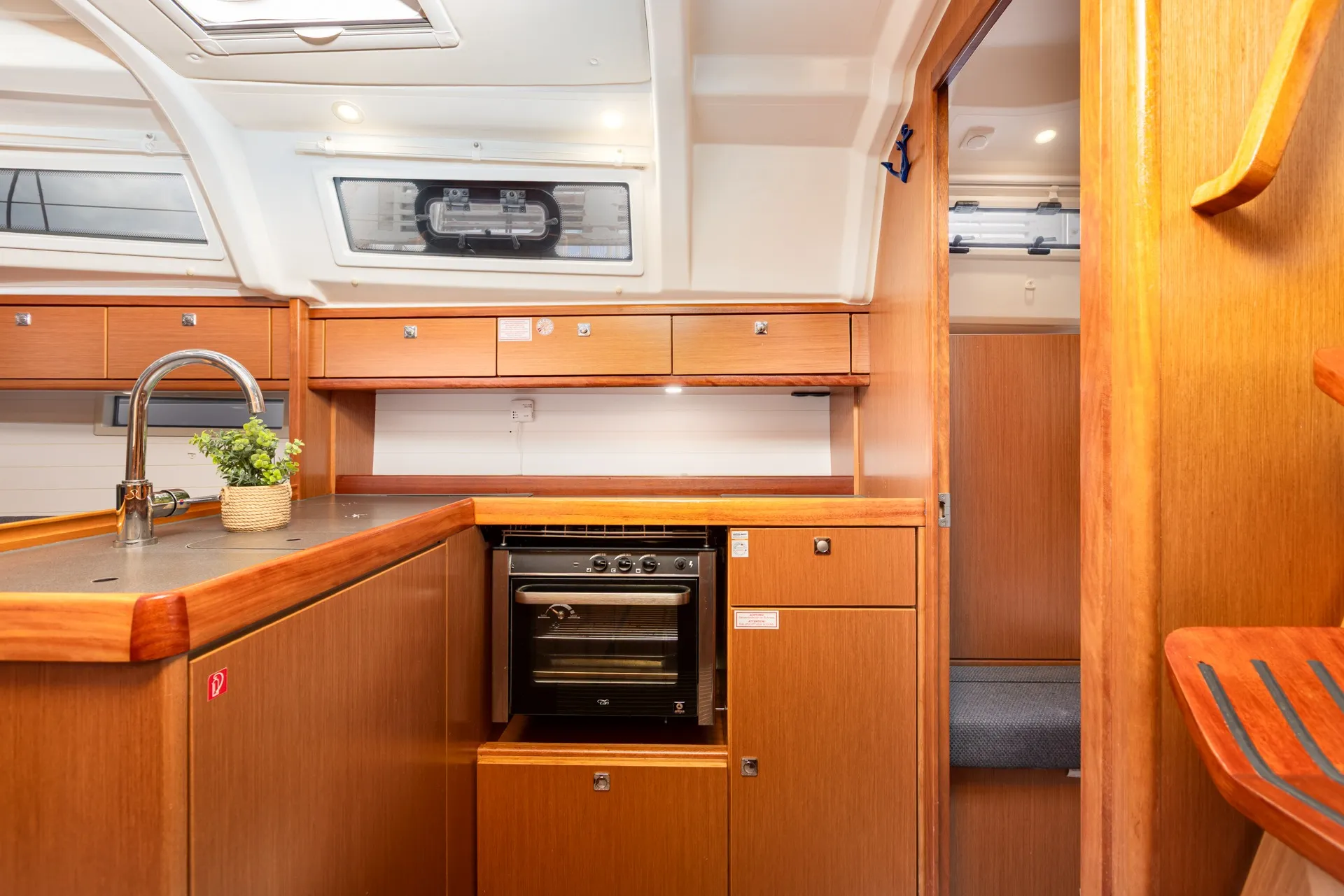 Bavaria Cruiser 37 Fjaka — фотография яхты 2