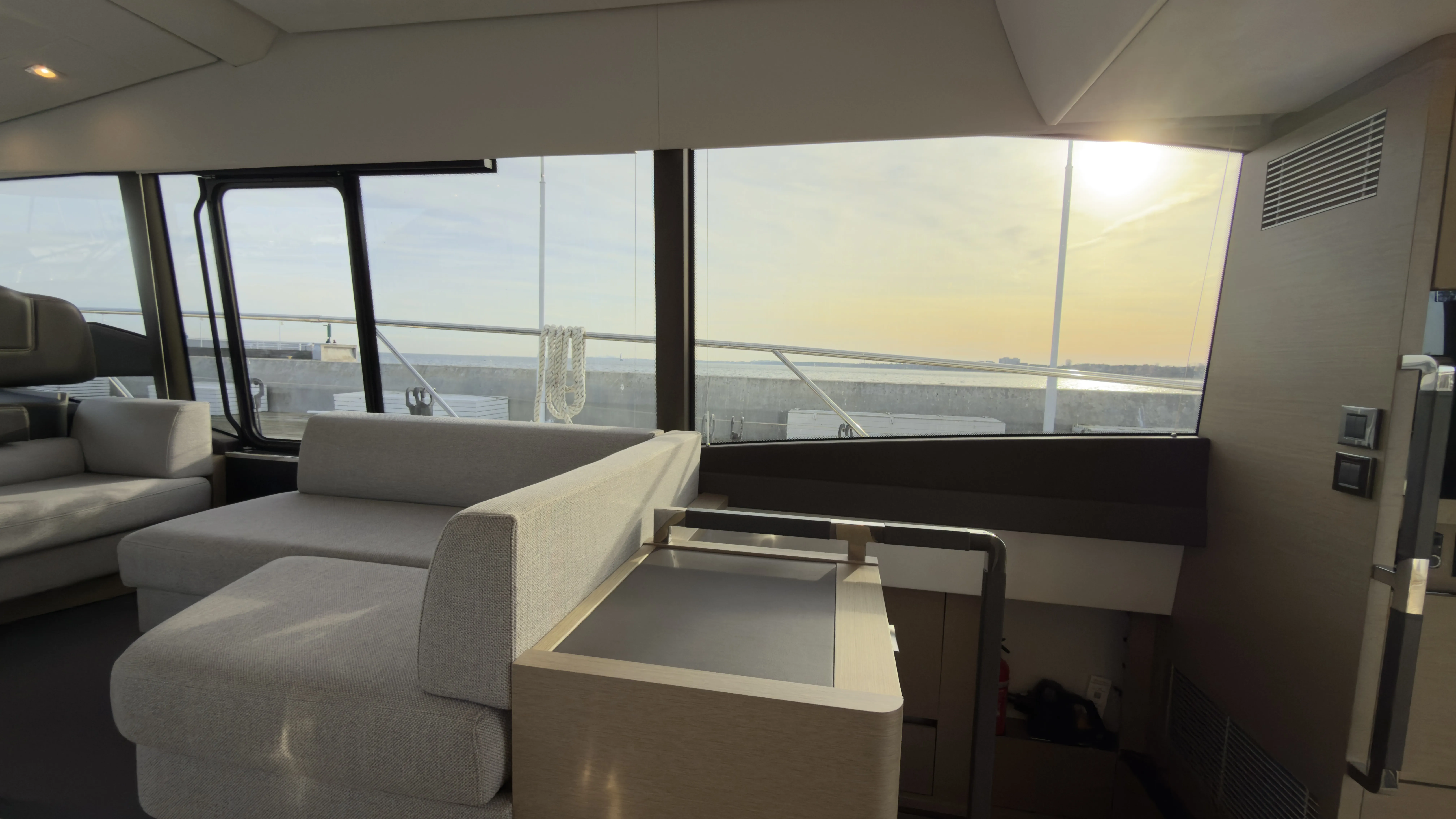 Prestige 590 Fly Premium — фотография яхты 3