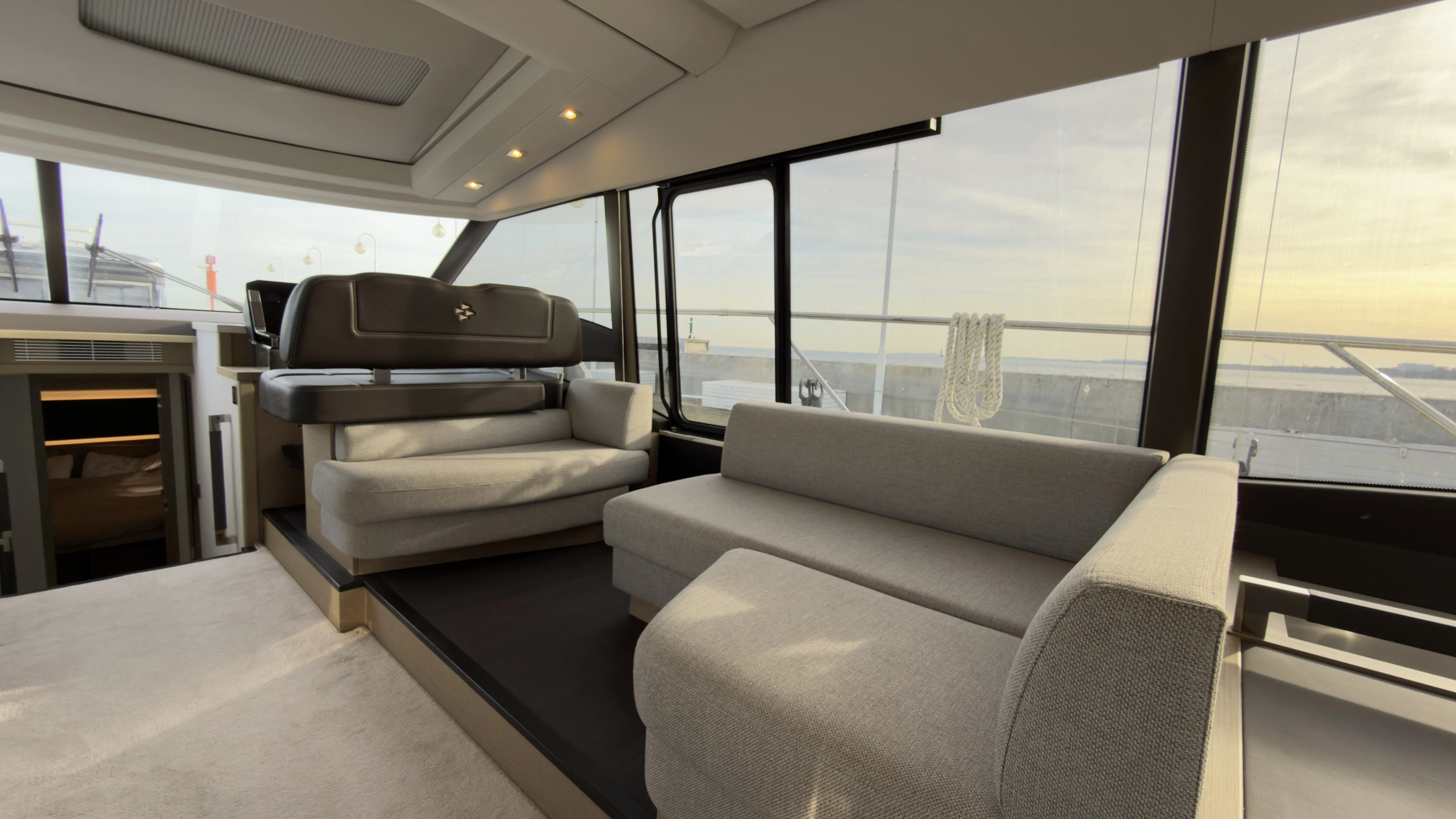 Prestige 590 Fly Premium — фотография яхты 13