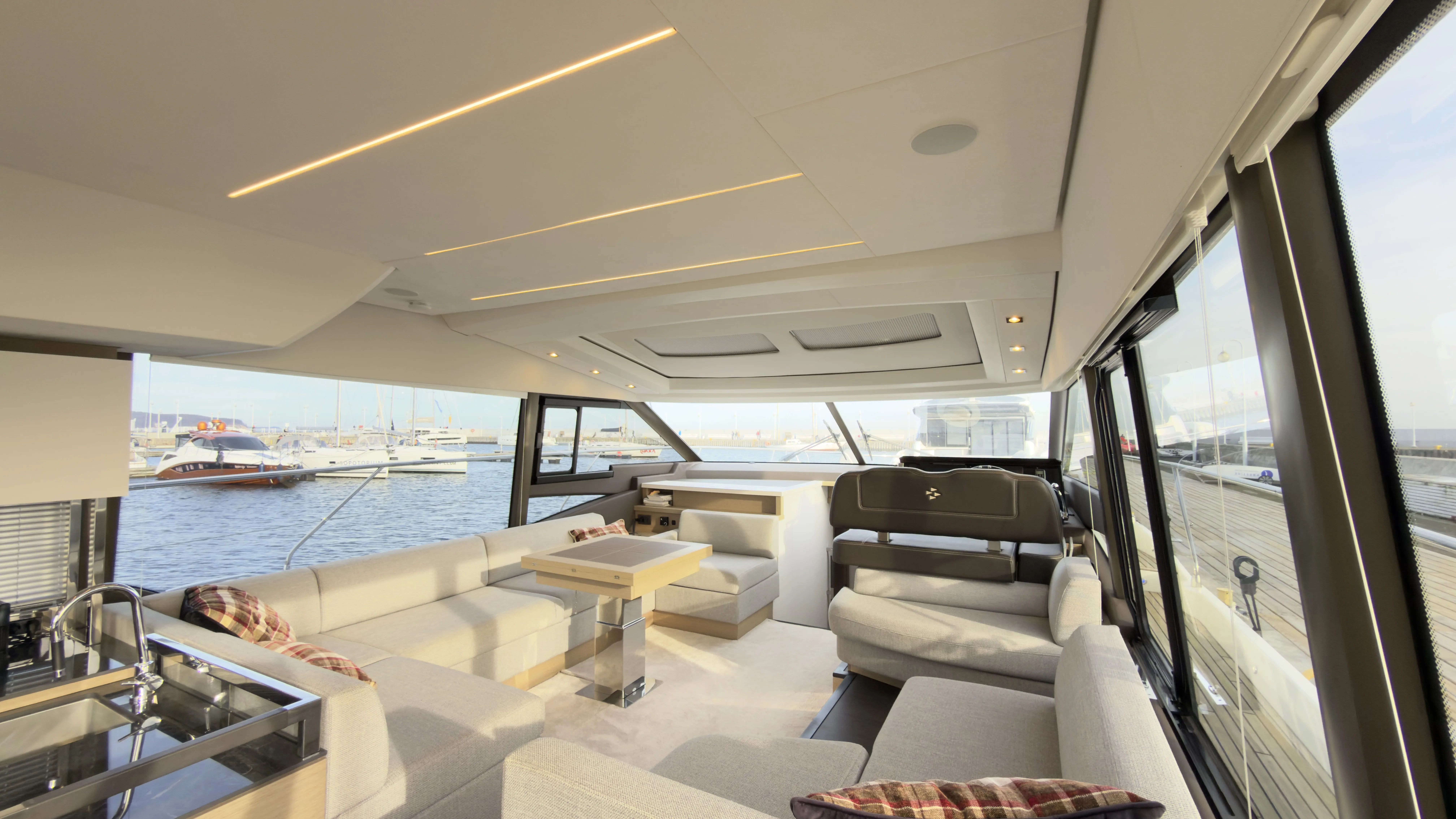 Prestige 590 Fly Premium — фотография яхты 9