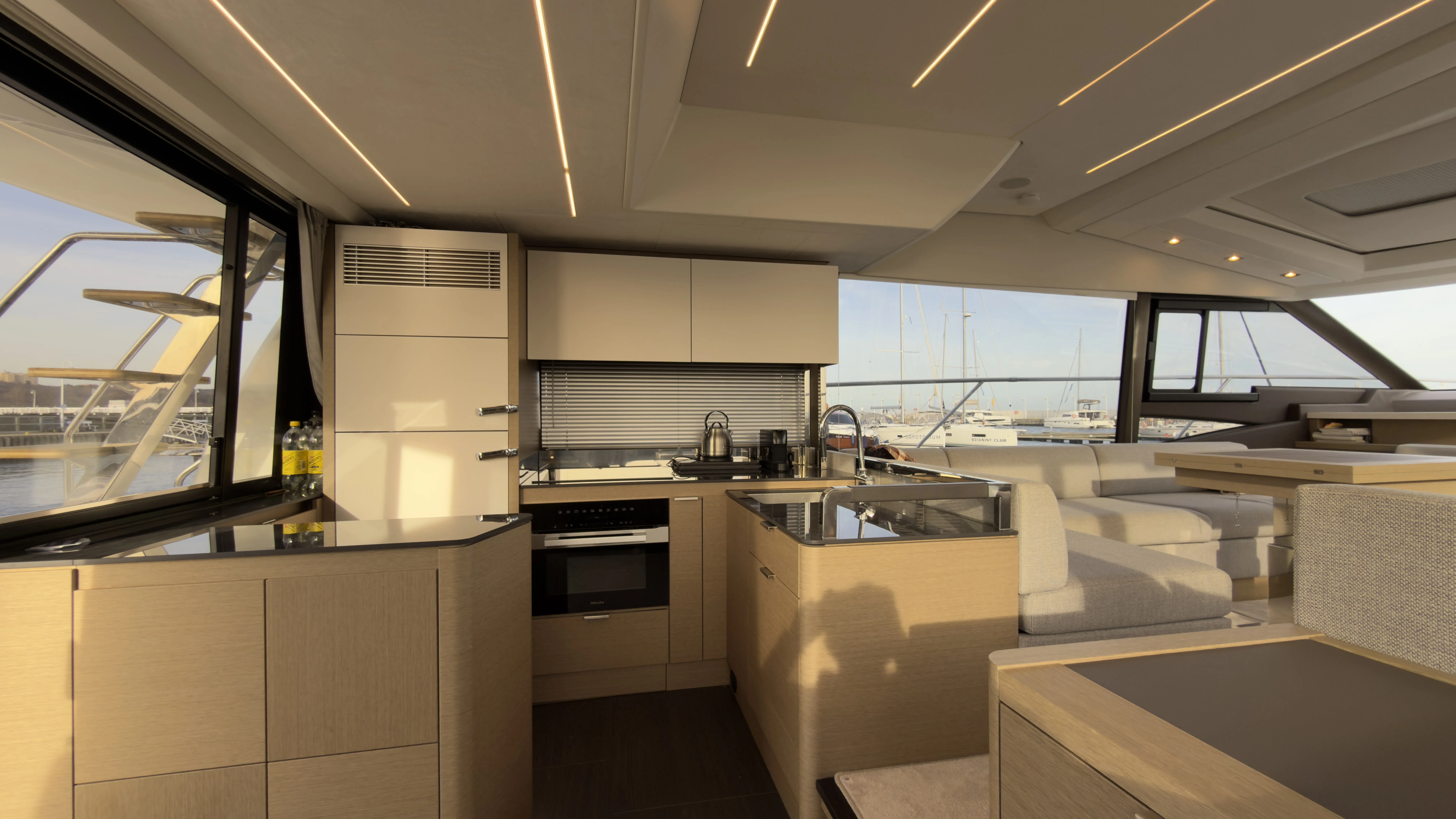 Prestige 590 Fly Premium — фотография яхты 7