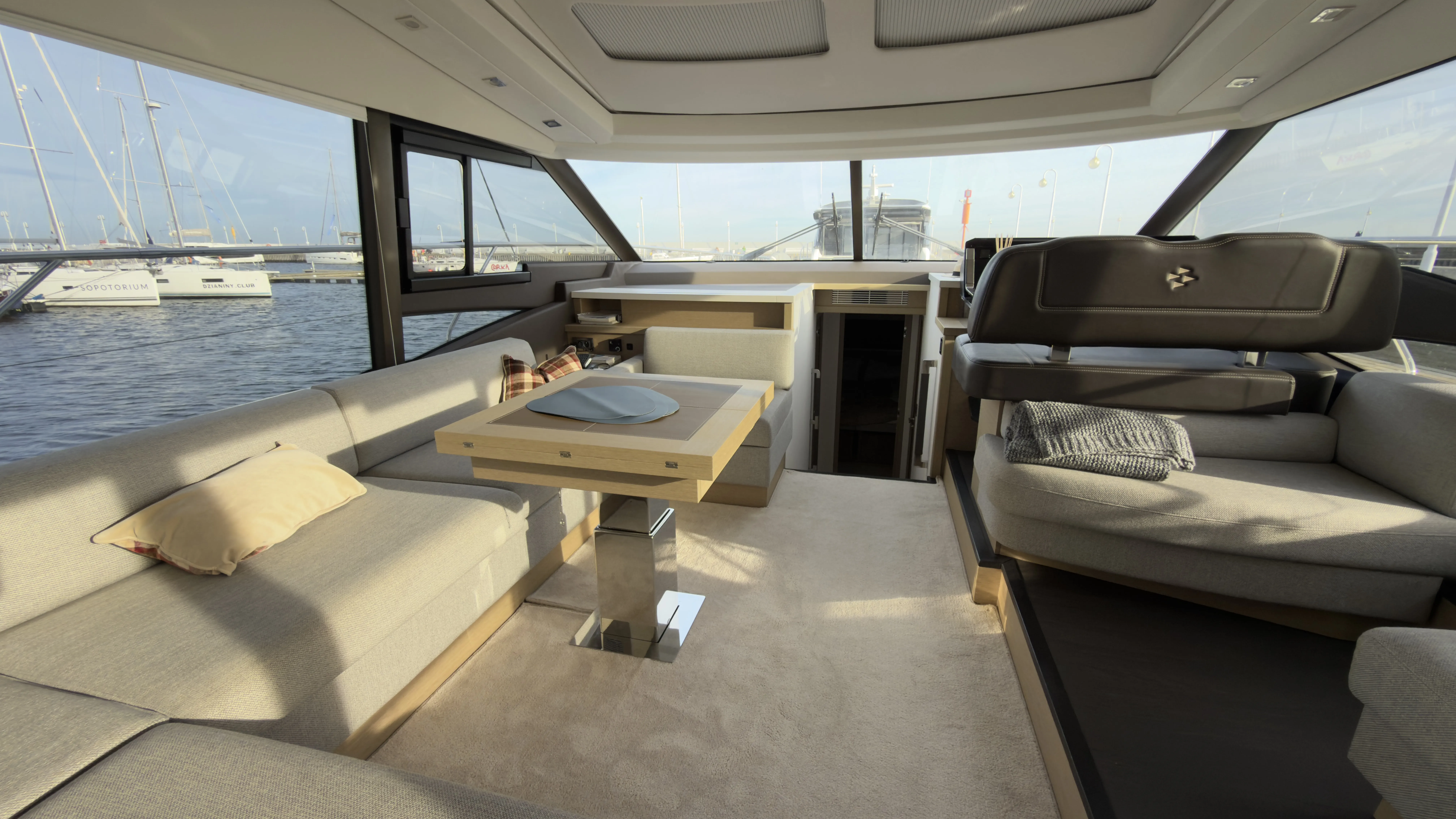 Prestige 590 Fly Premium — фотография яхты 4