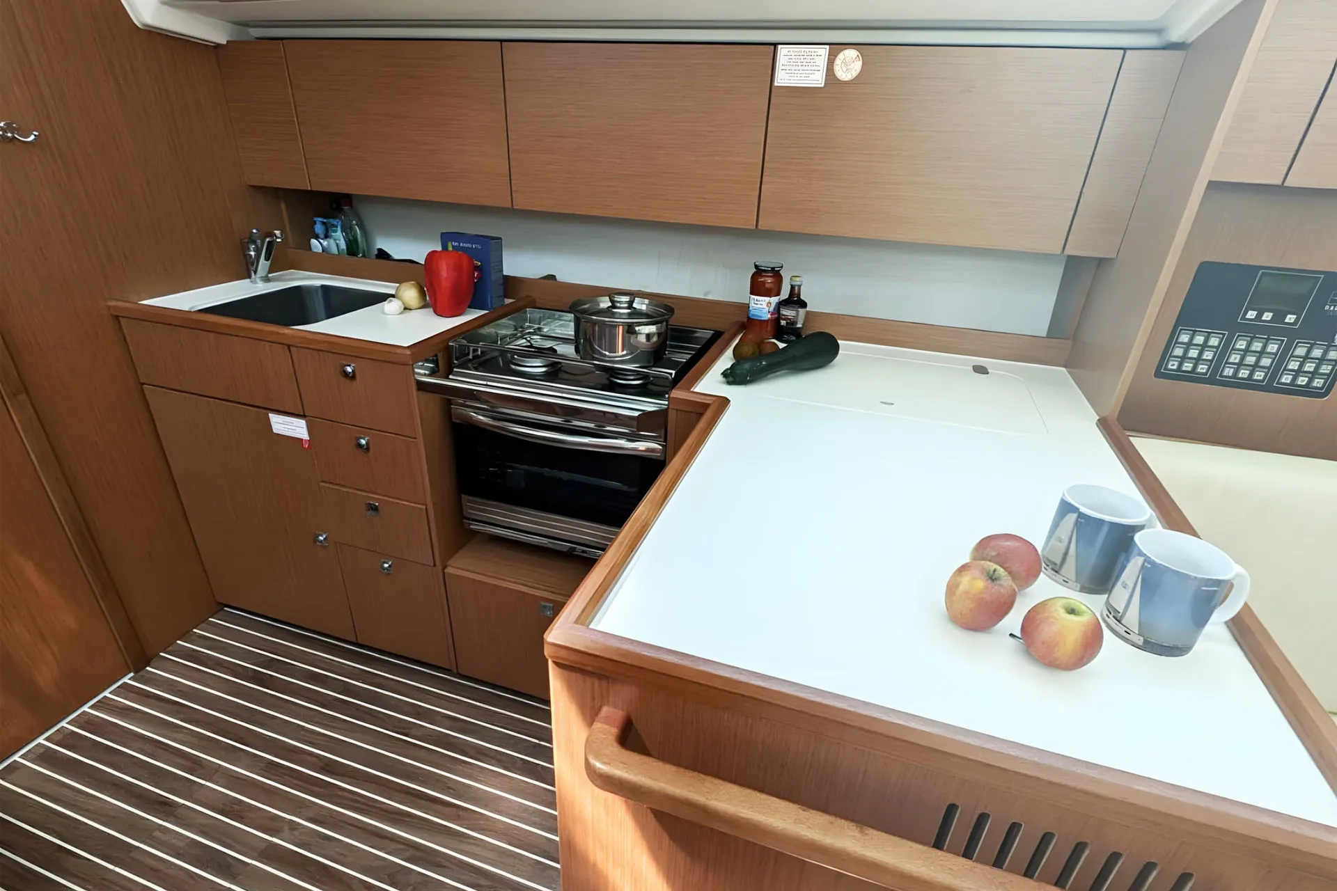 Bavaria C42 Blue Eyes — фотография яхты 7