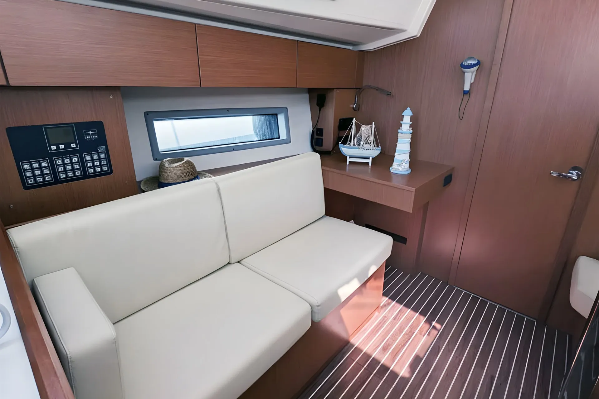 Bavaria C42 Blue Eyes — фотография яхты 20