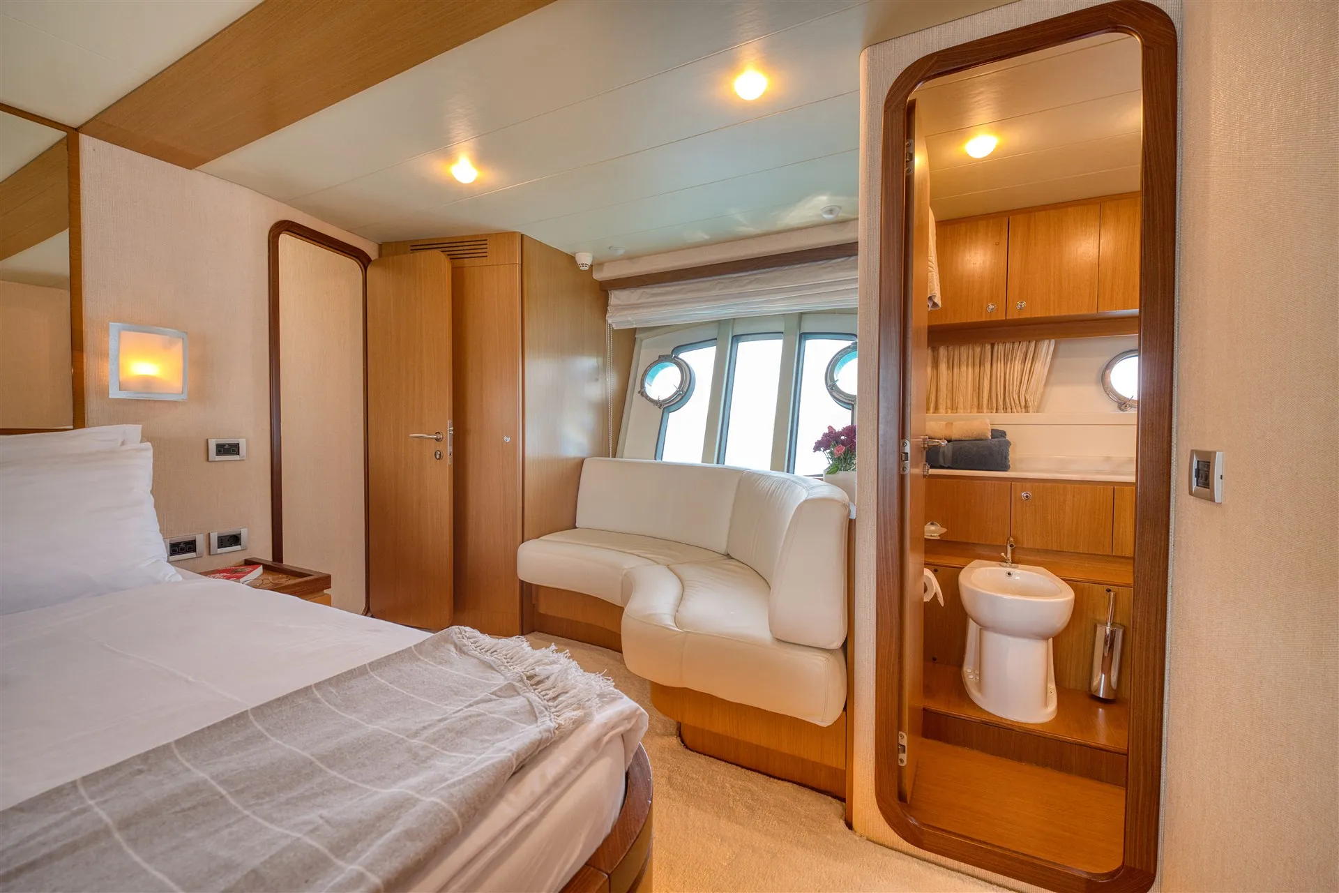 Ferretti 681 Dominique — yacht photo 16