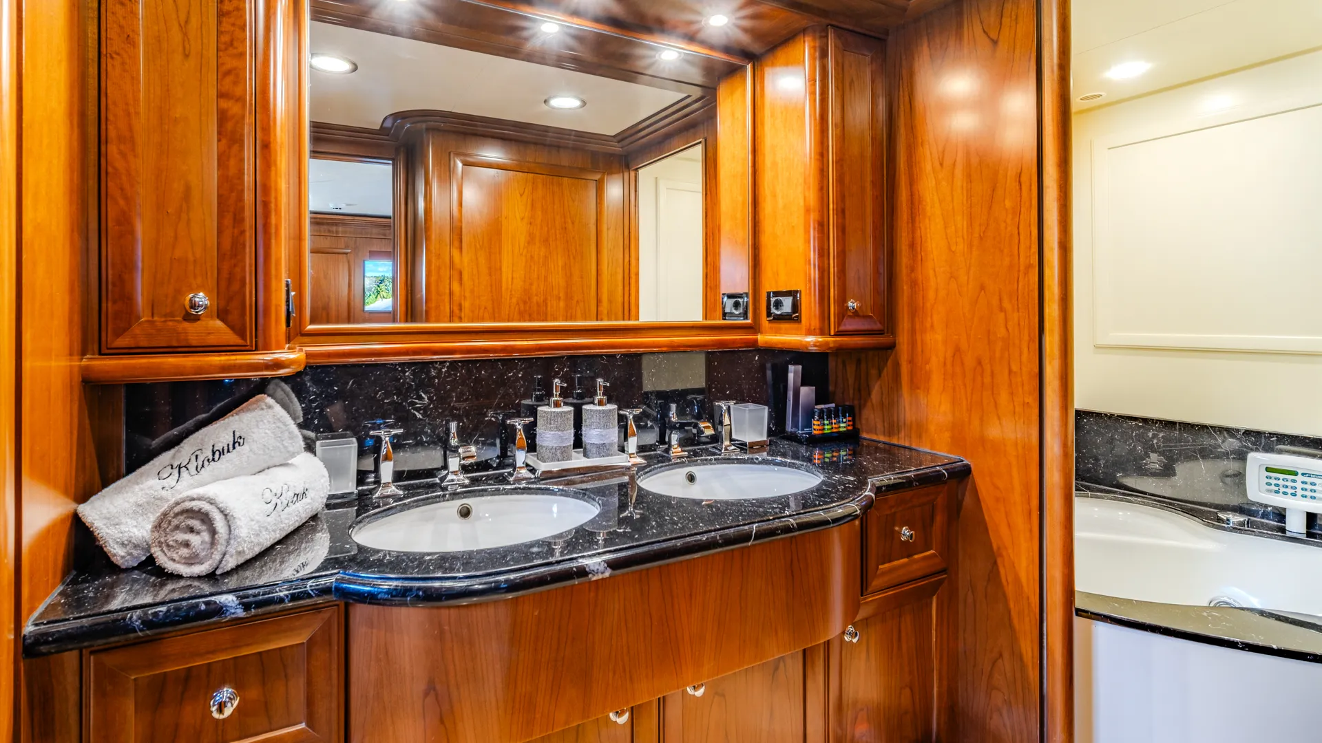 Motoryacht Klobuk — yacht photo 28