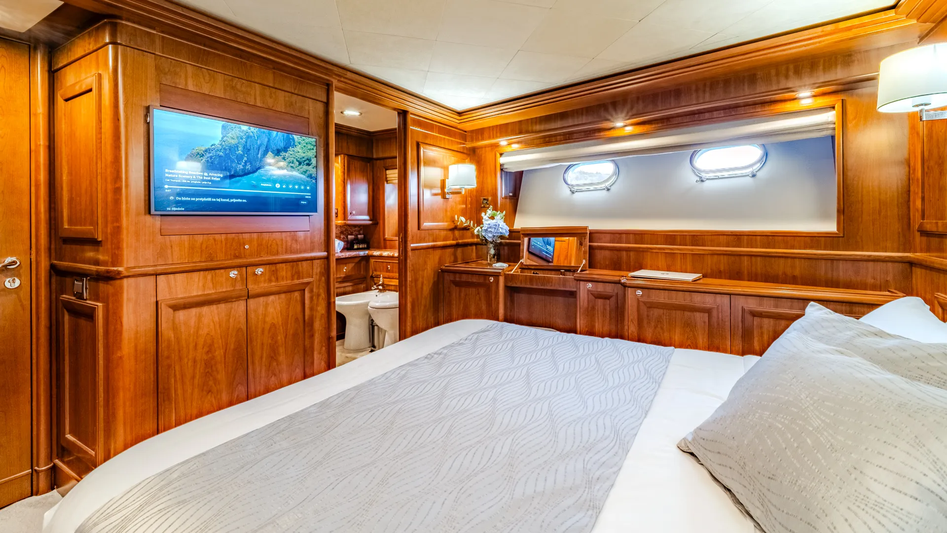 Motoryacht Klobuk — yacht photo 8