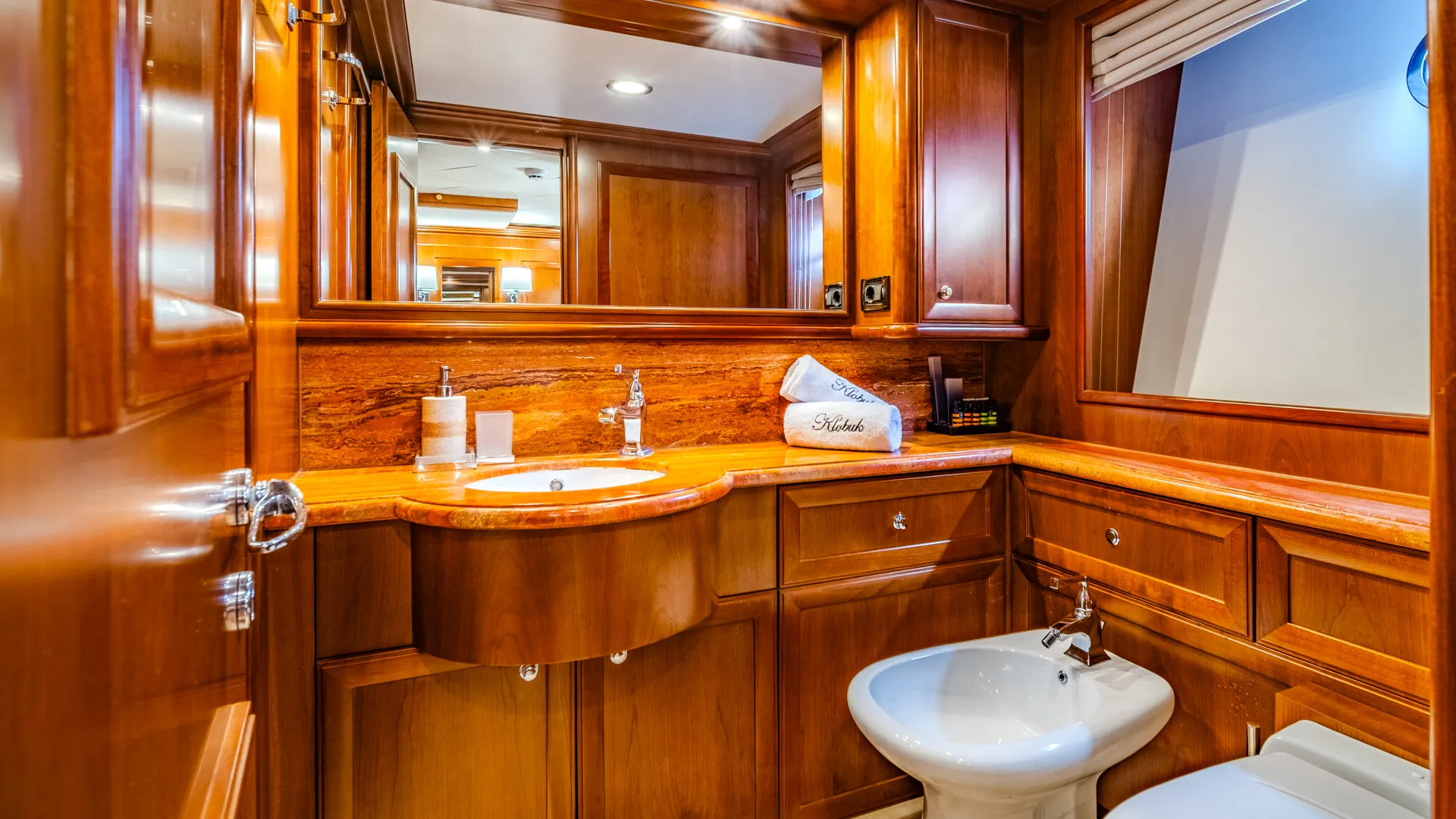 Motoryacht Klobuk — yacht photo 6