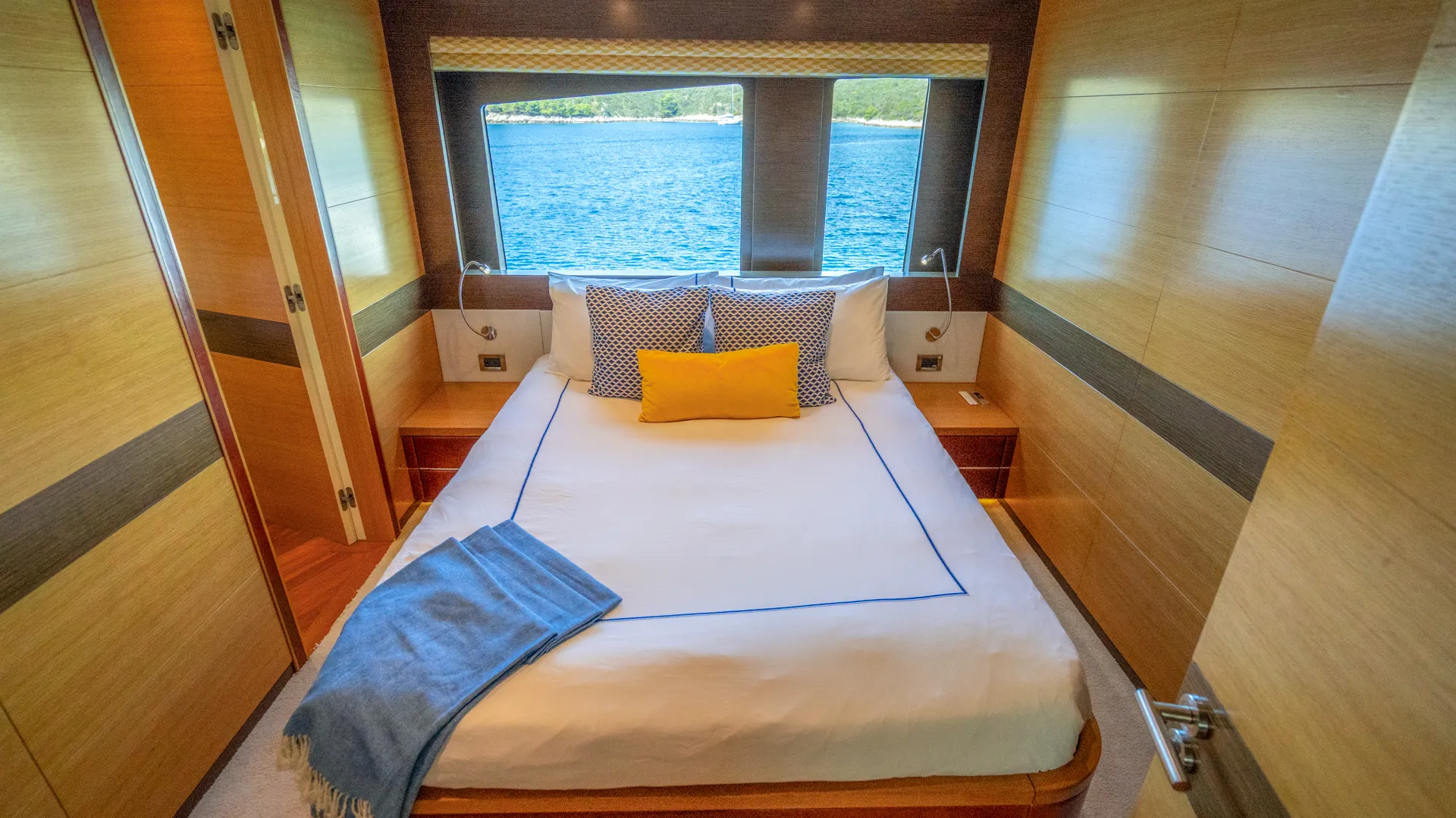 Motoryacht Silent World — yacht photo 17