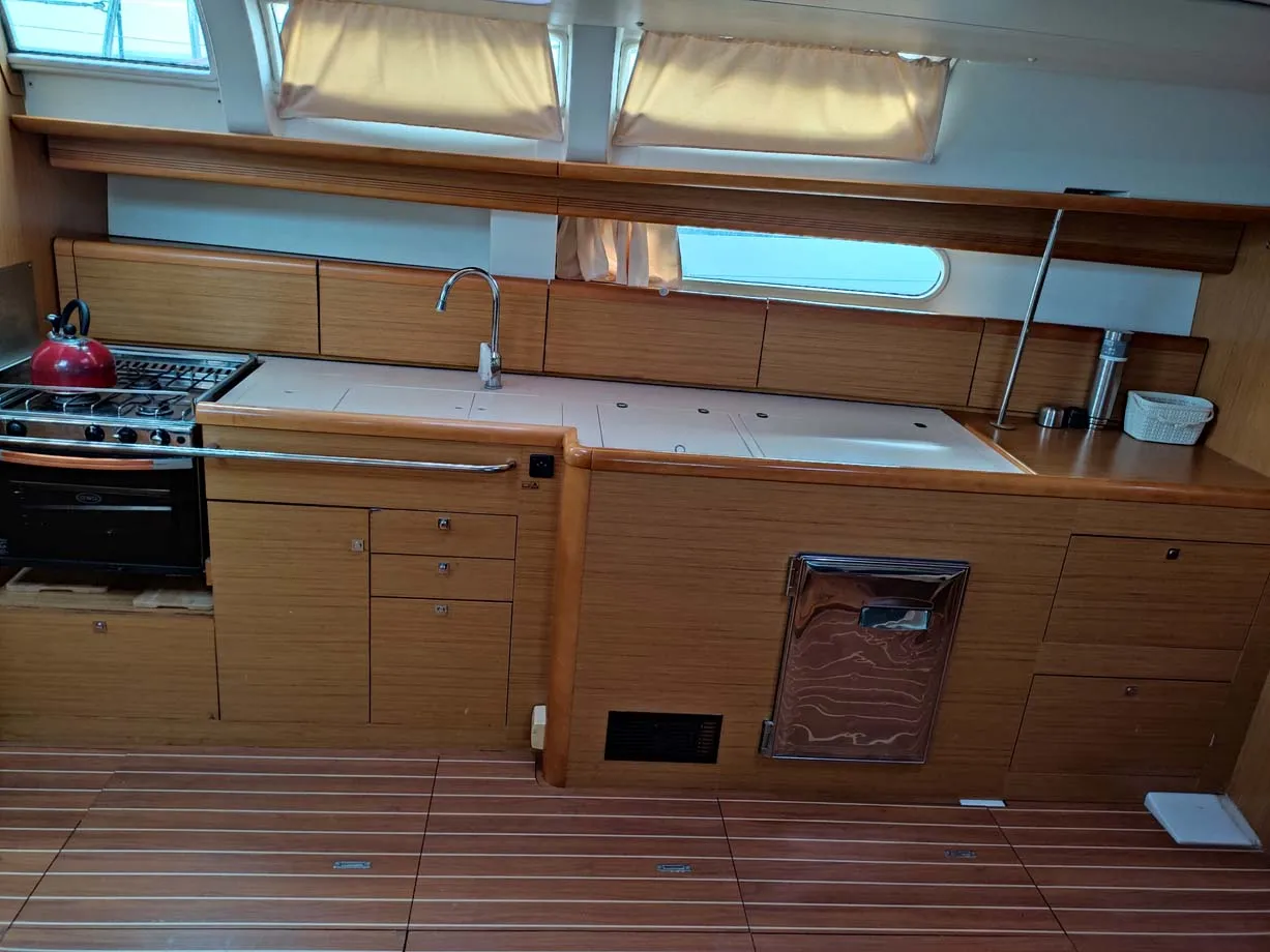Sun Odyssey 44 i Miss Elli — jahtikuva 2
