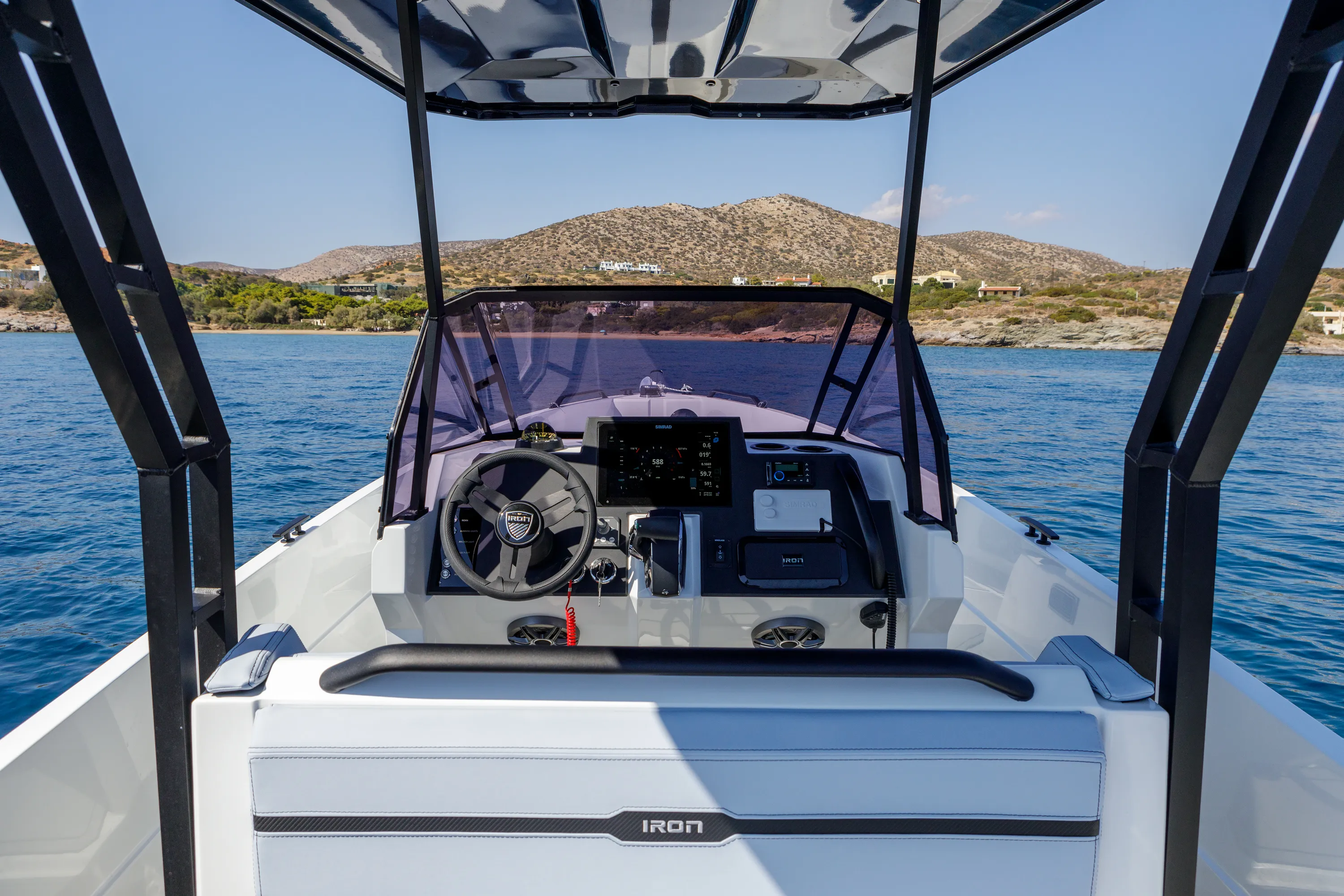 Motorboat Iron Hawke — yacht photo 4