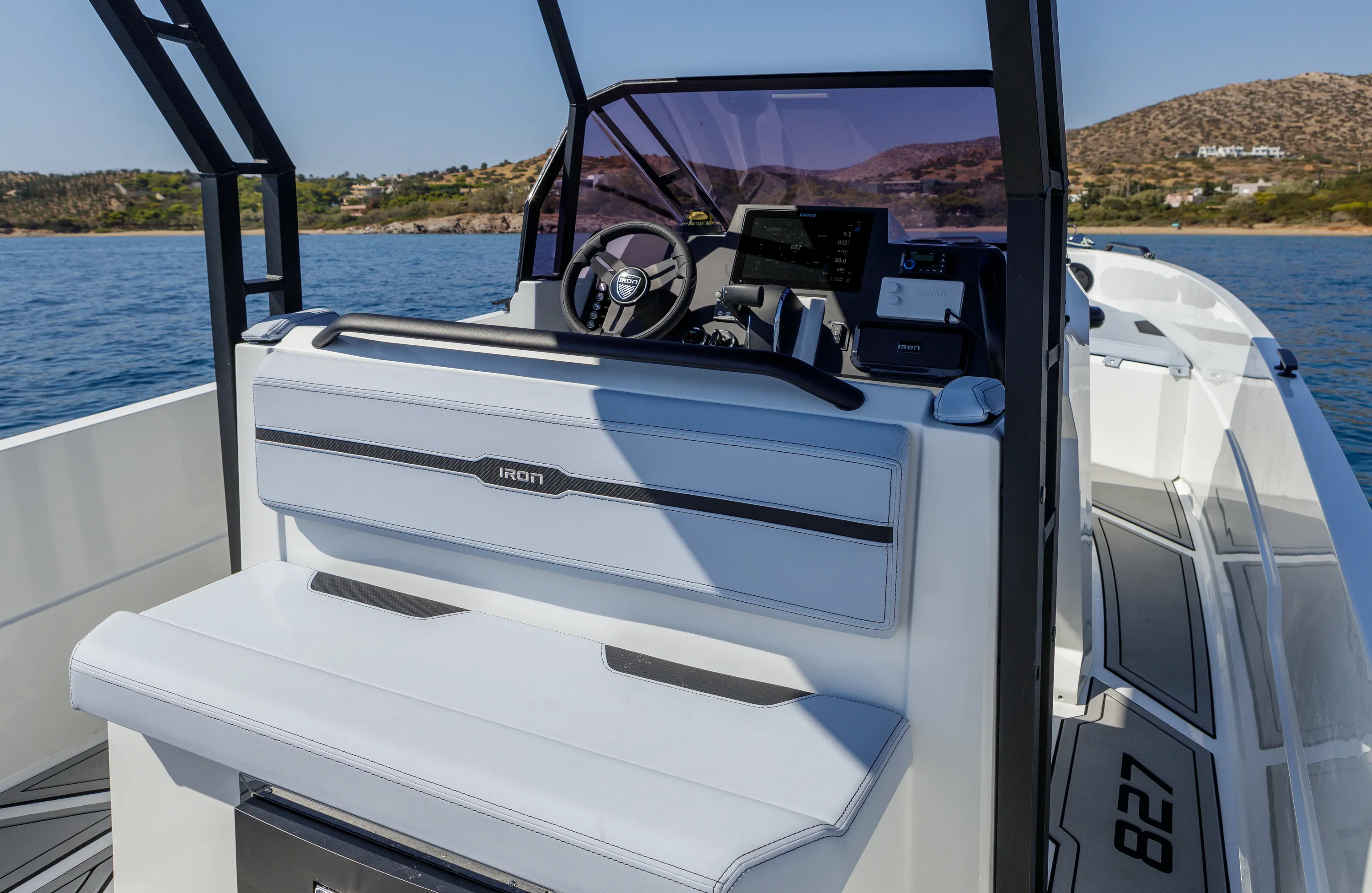 Motorboat Iron Hawke — yacht photo 31