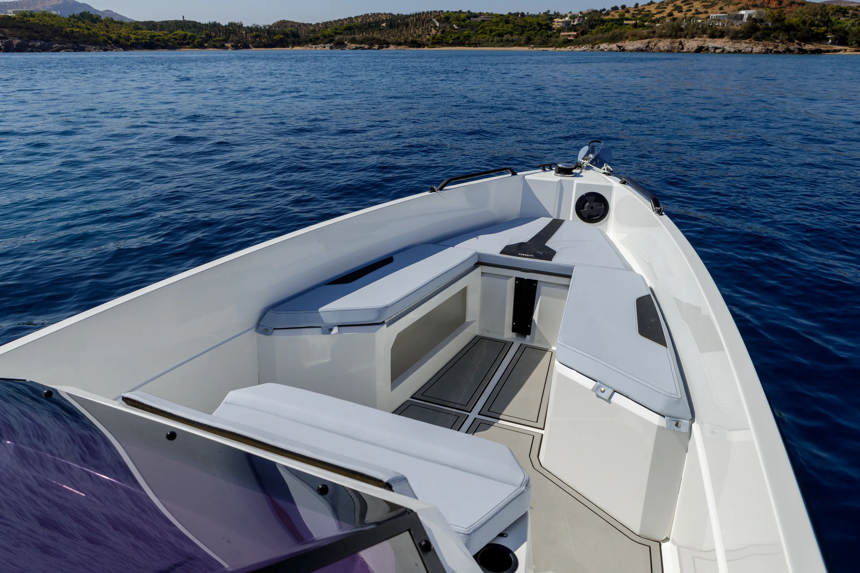 Motorboat Iron Hawke — yacht photo 2