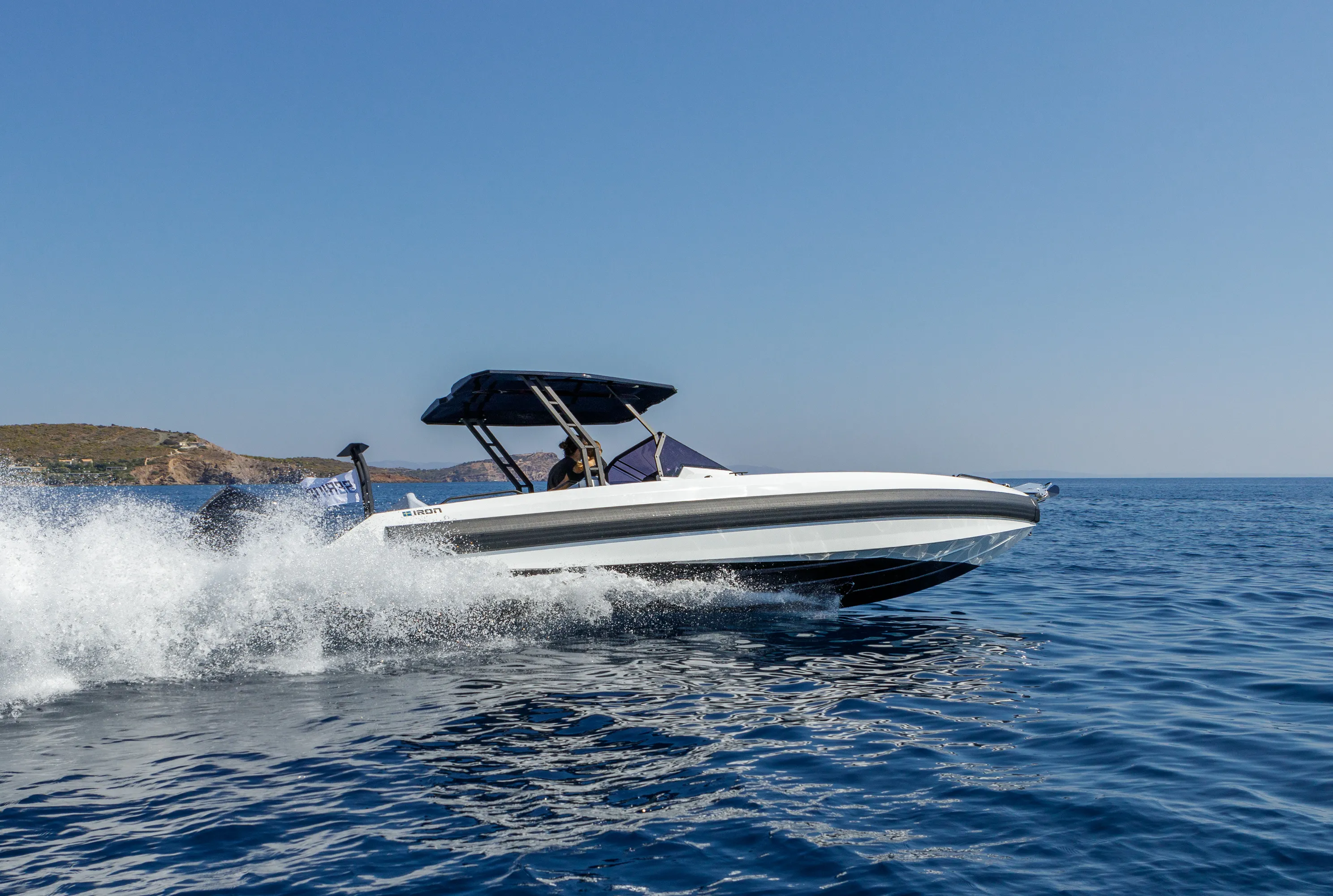 Motorboat Iron Hawke — yacht photo 10