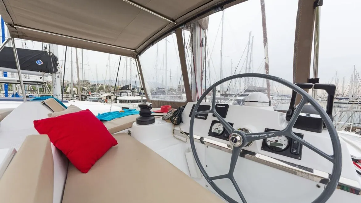 Bali 4.1 Golden Waters — yacht photo 2