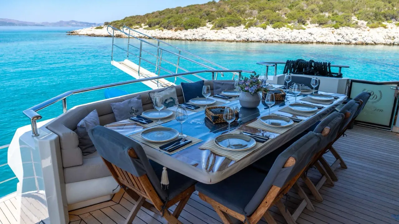 Luxury Motor Yacht Den — jahtikuva 2