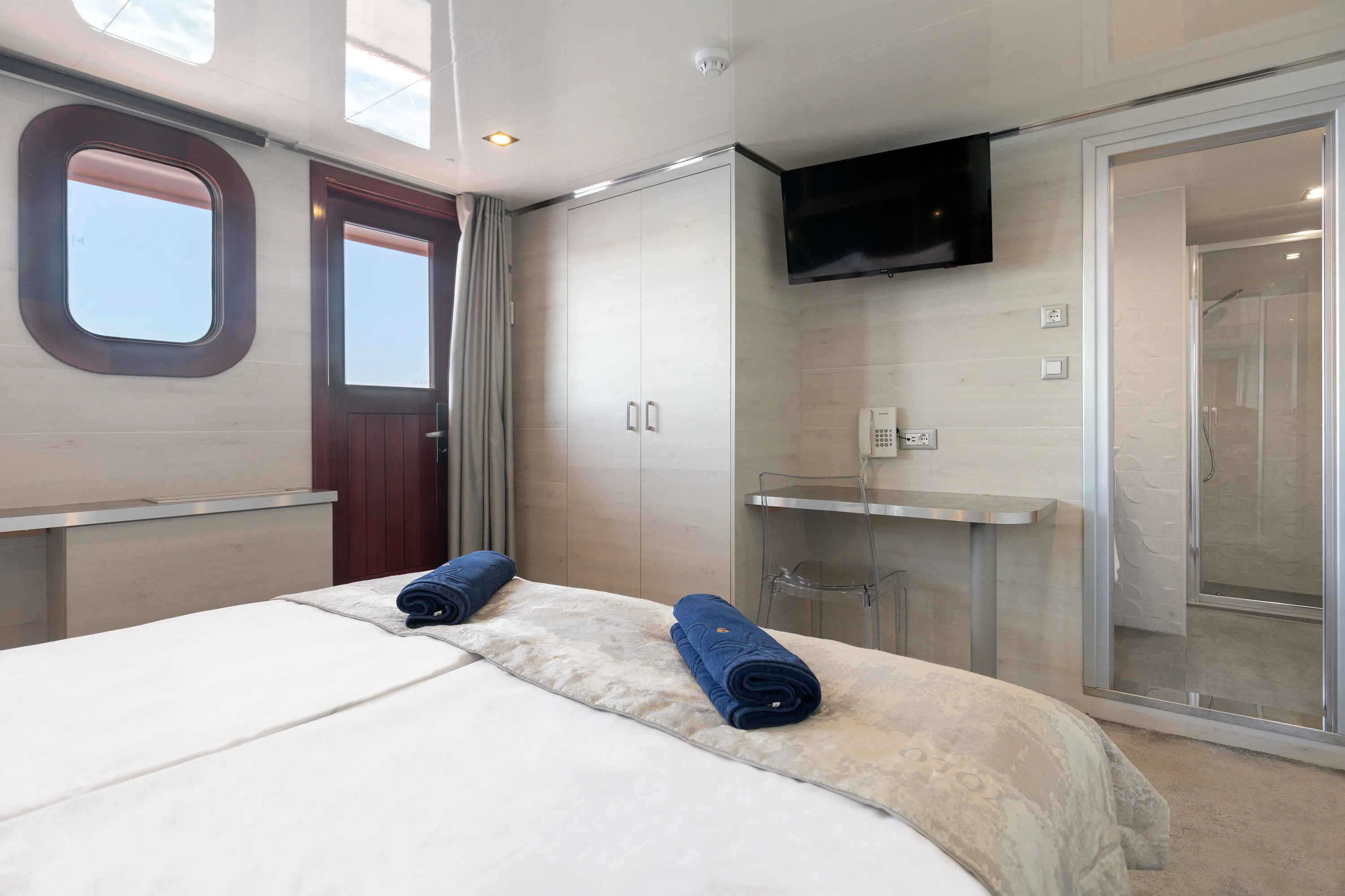 Motoryacht Yolo — yacht photo 21