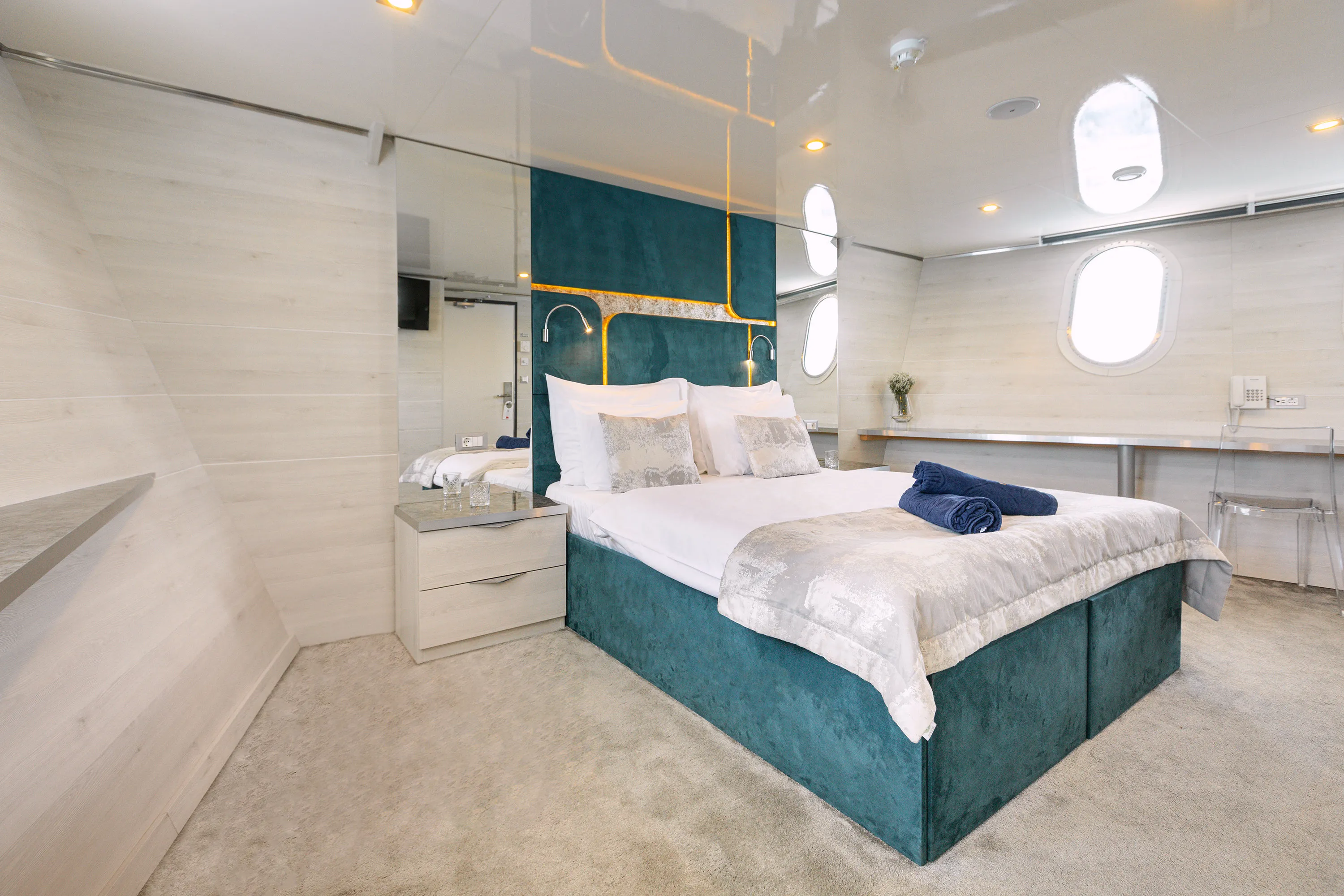 Motoryacht Yolo — yacht photo 45