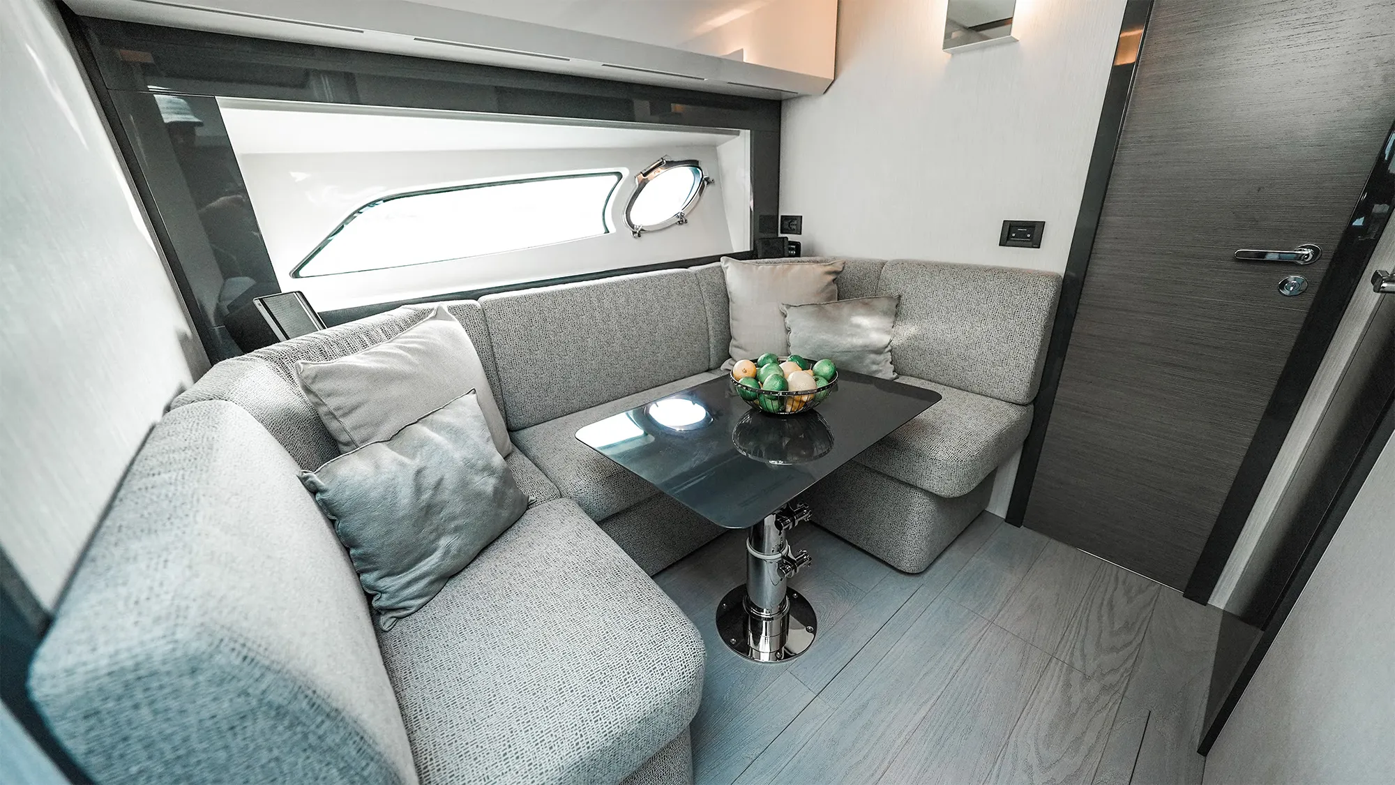 Pershing 5X Zephyr — yacht photo 2