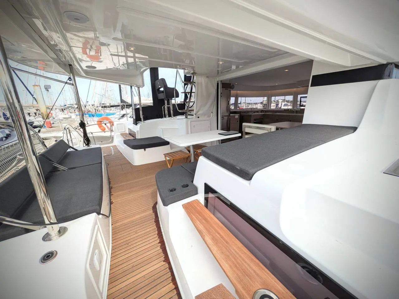 Lagoon 43 TY-Casa — foto dello yacht n. 2