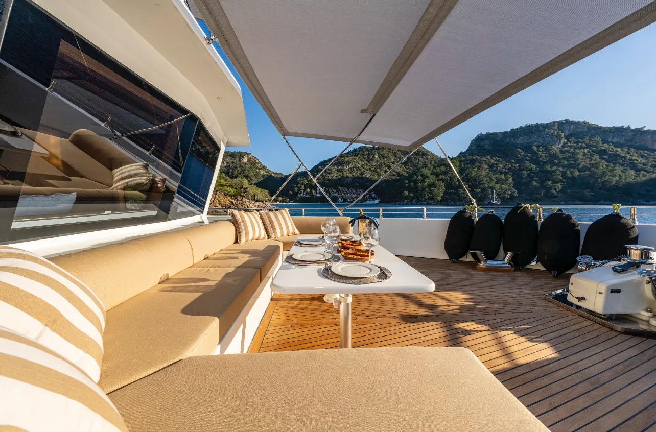 Motoryacht Lila Trawler — yacht photo 2