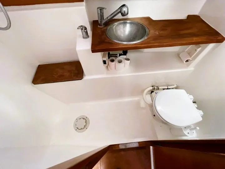 Dufour 410 Grand Large FREEDOM — jahtikuva 11