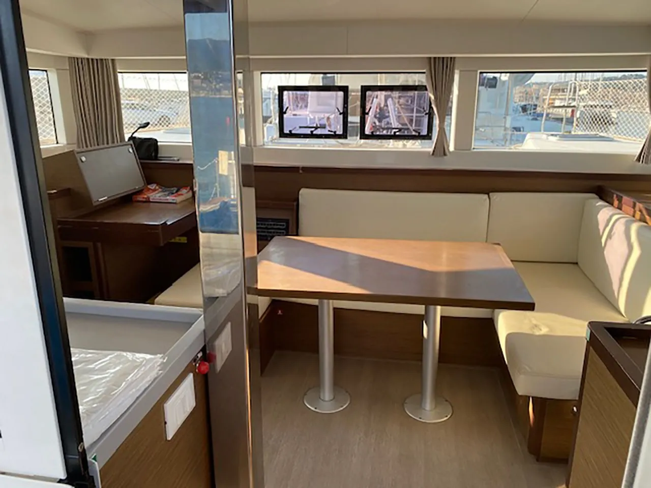 Lagoon 40 ESTEREL — yacht photo 3