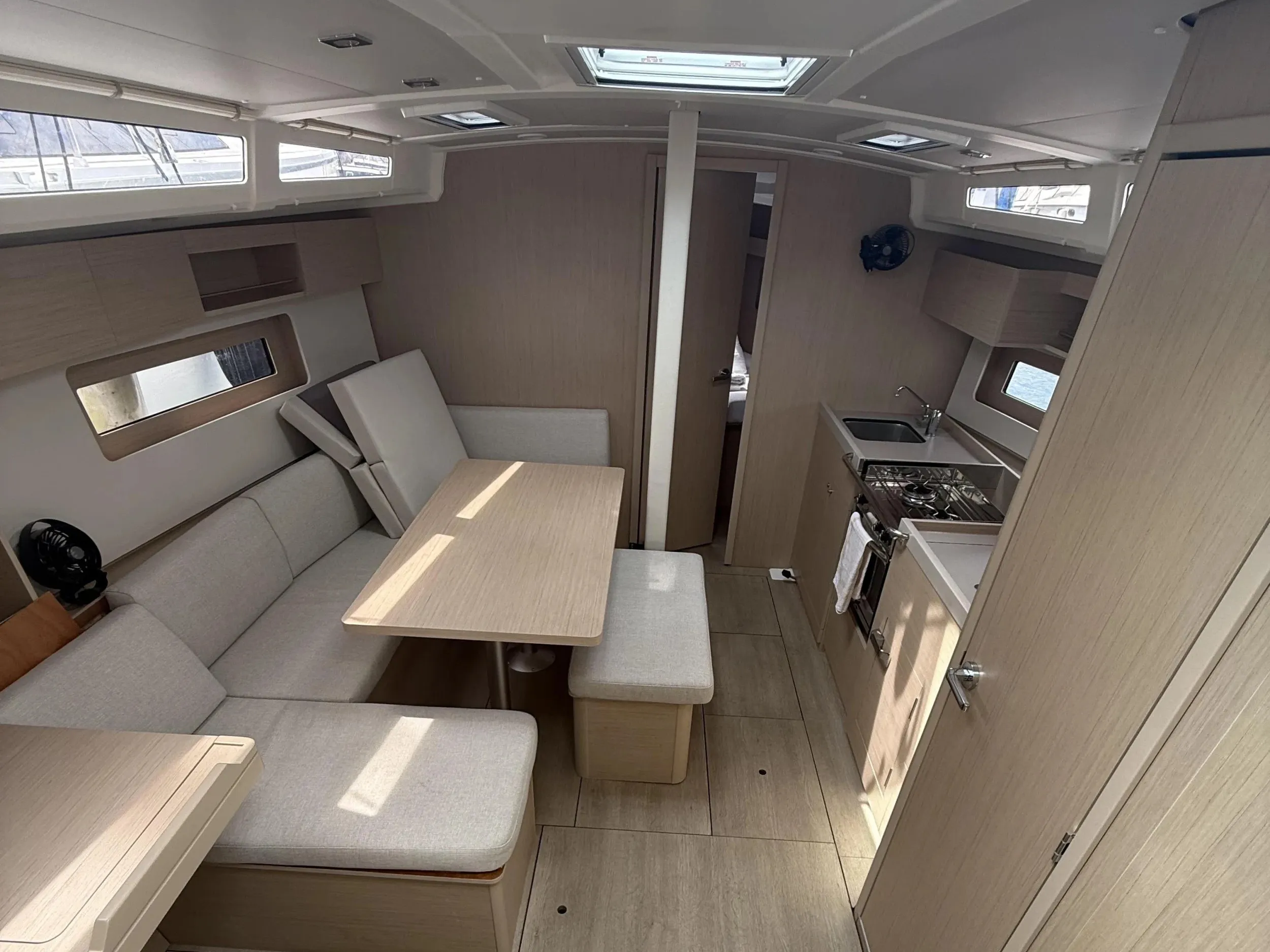 Oceanis 37.1 KARYATIS — фотография яхты 3