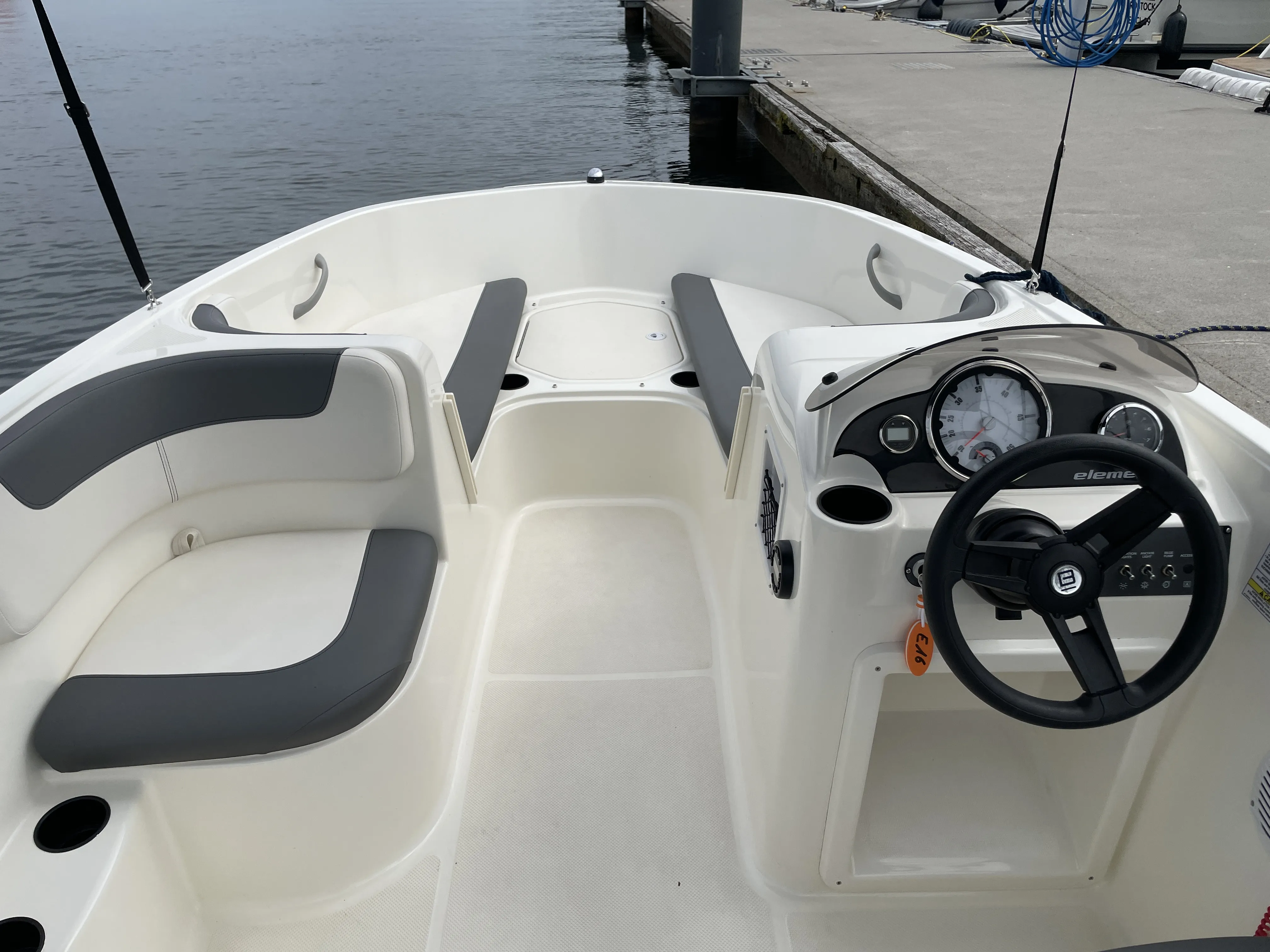 Bayliner E16 — фотография яхты 6