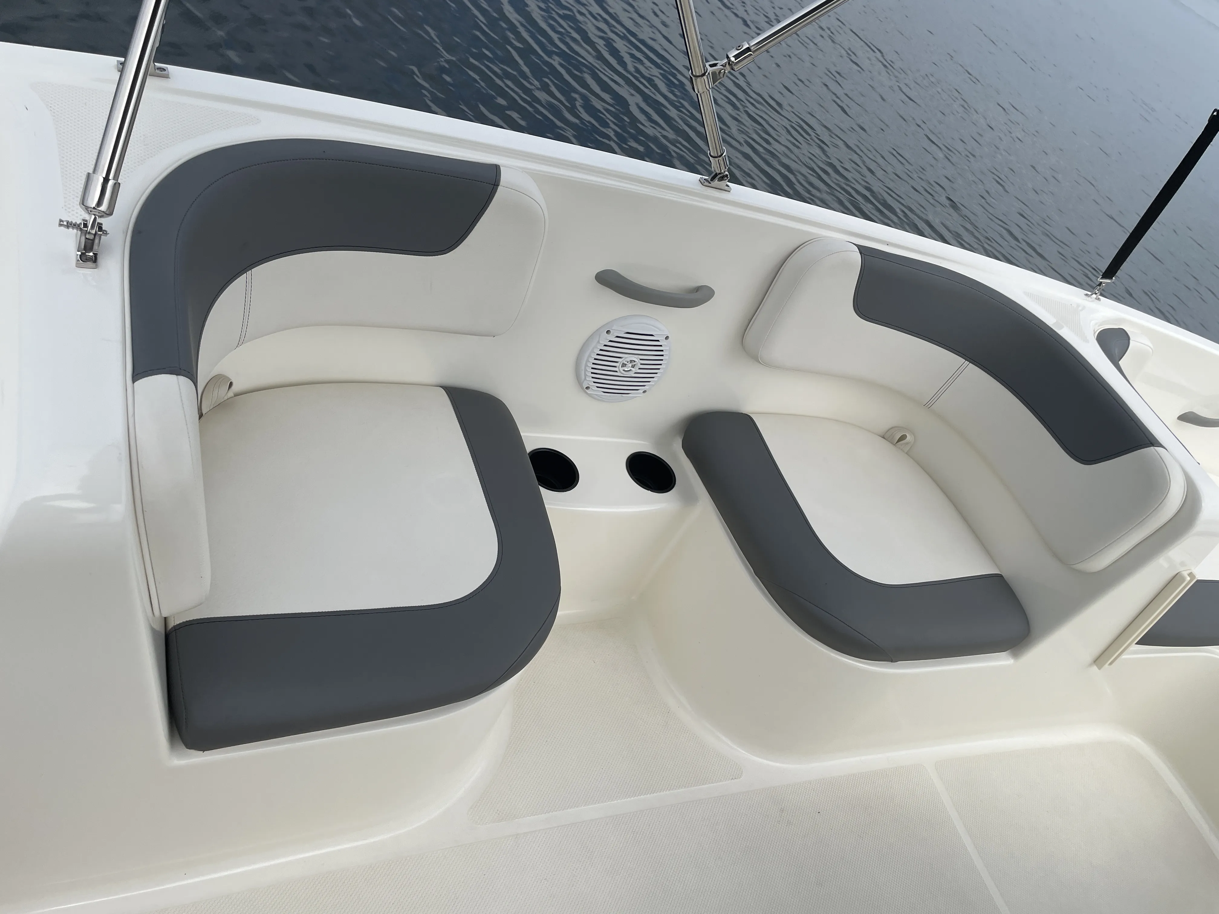 Bayliner E16 — фотография яхты 7
