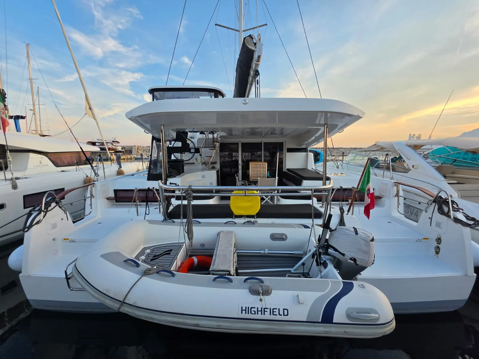 Lagoon 43 Too White — фотография яхты 1