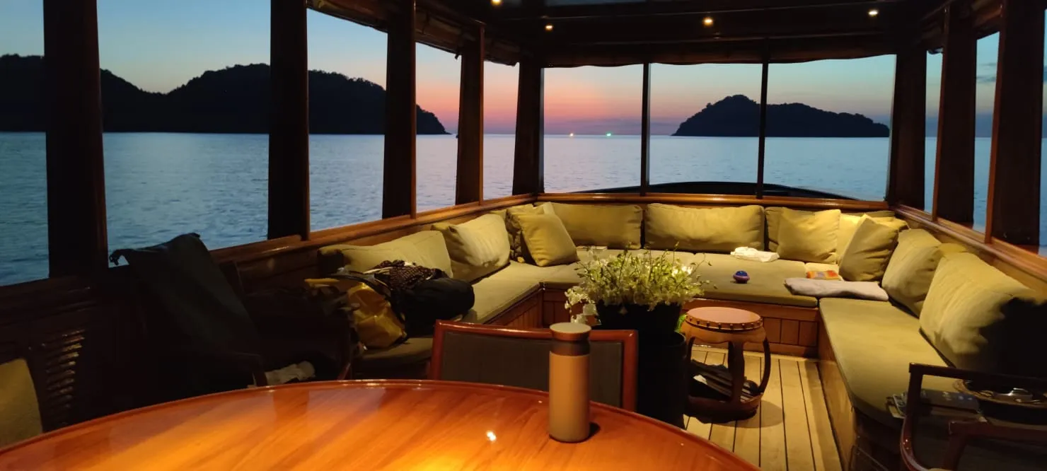 Motoryacht Maha Bhetra — Yachtfoto 24