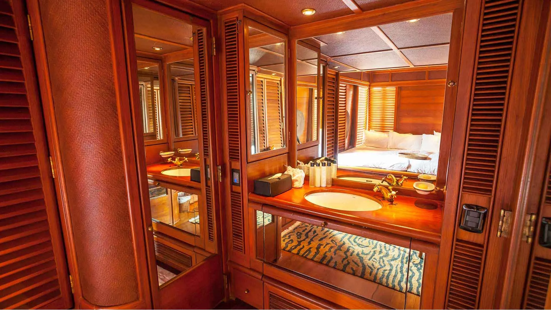 Motoryacht Maha Bhetra — Yachtfoto 22