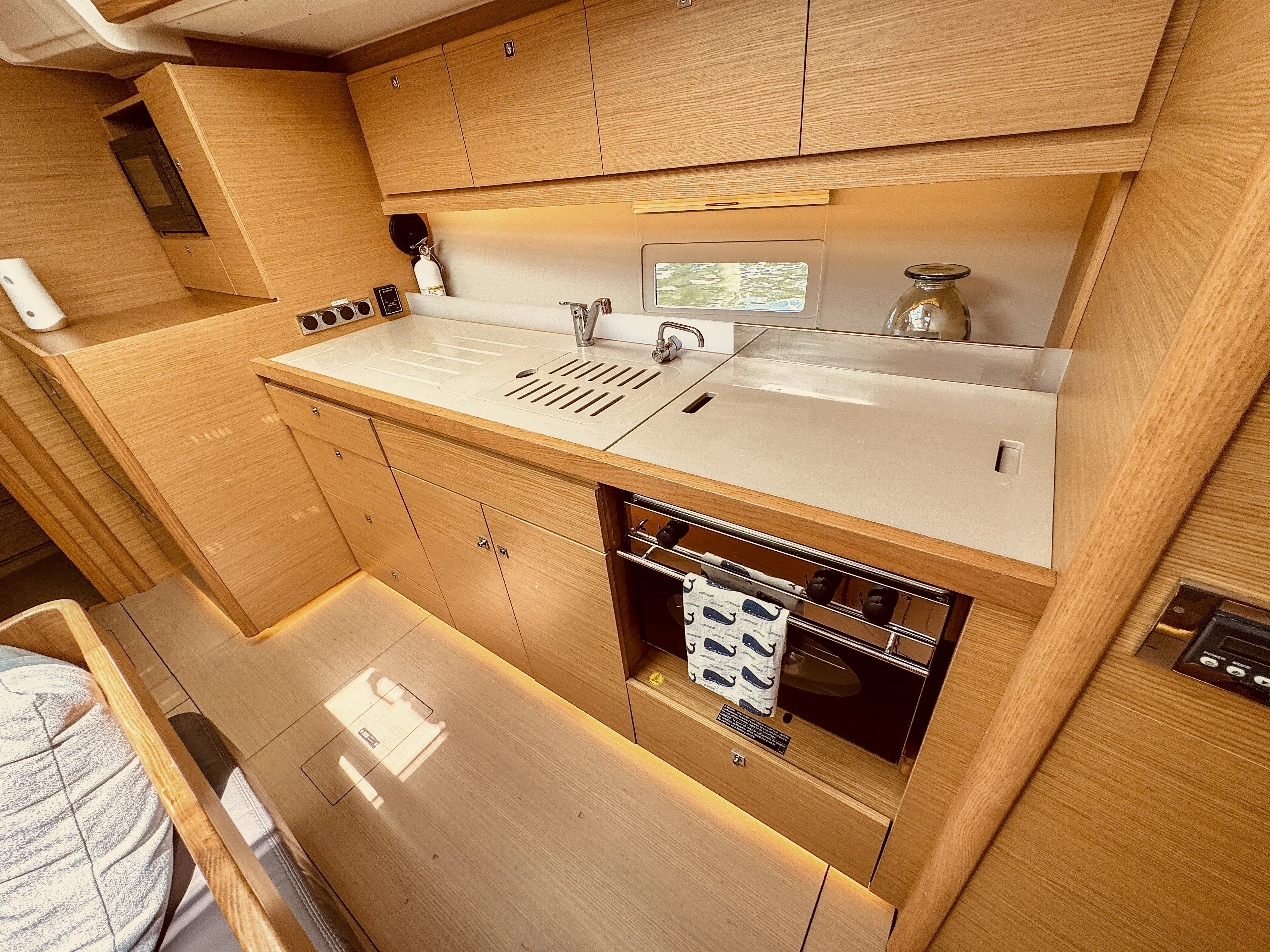 Dufour 430 Slowdown — yacht photo 7