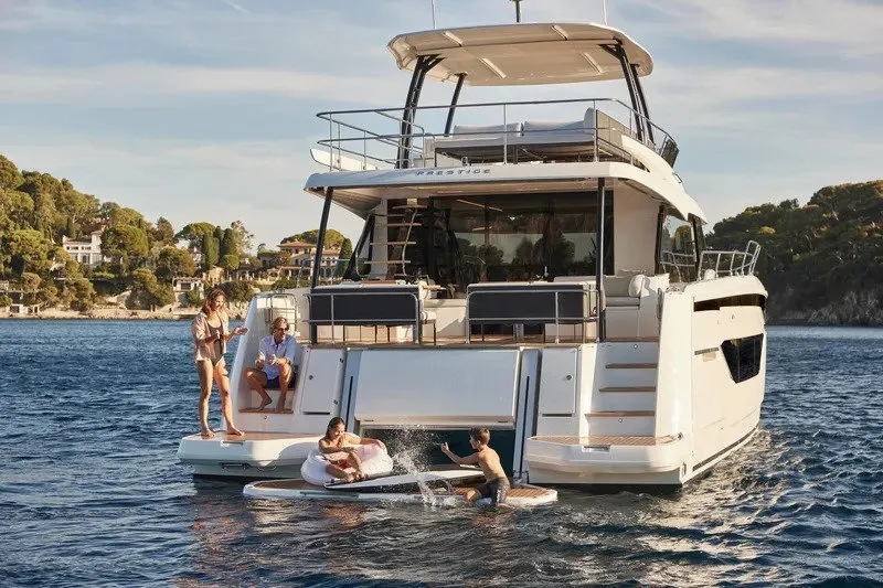 Prestige M48 Main — yacht photo 2