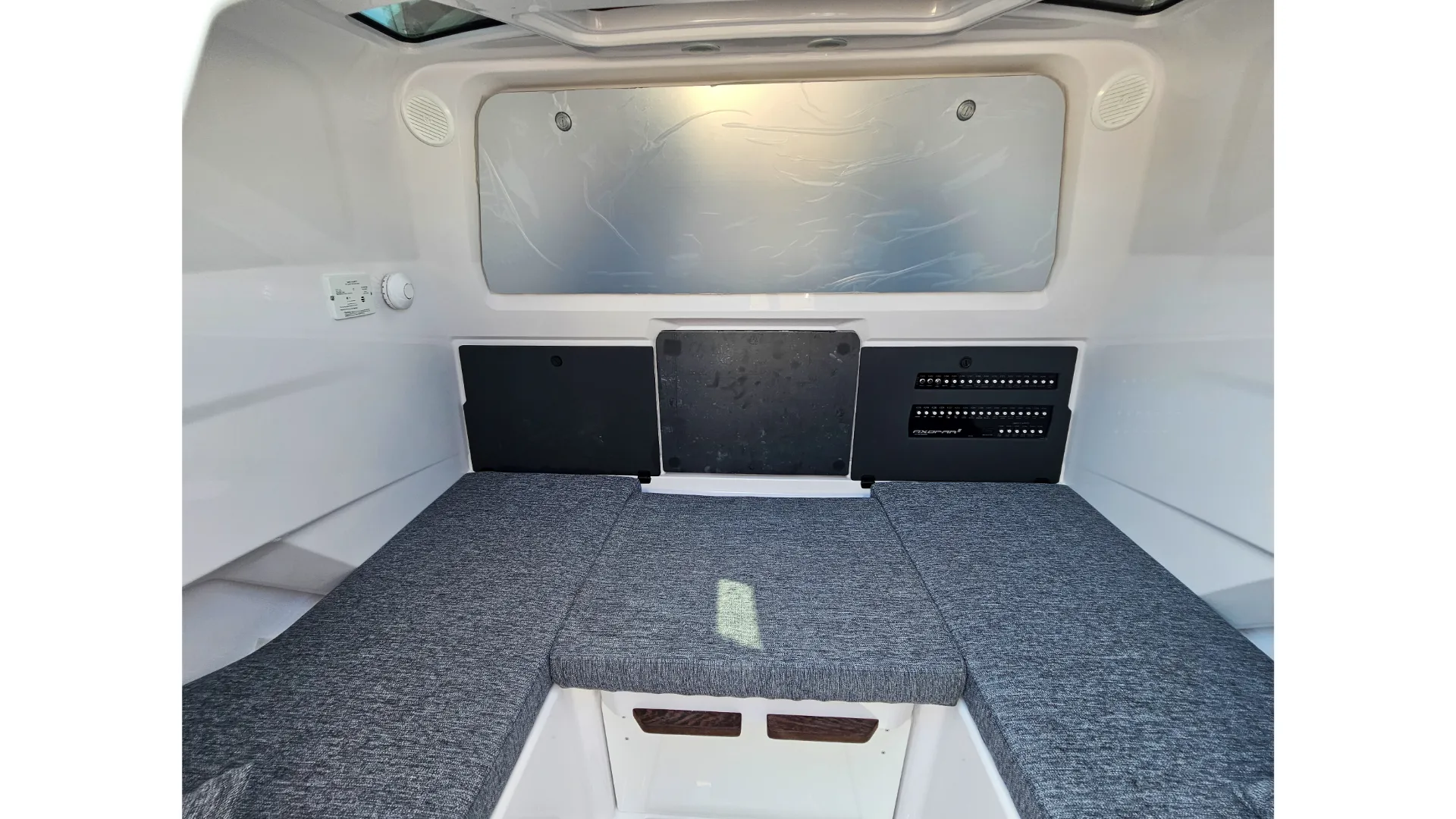Axopar 29 XC Cross Cabin Ema — jachtos nuotrauka 2