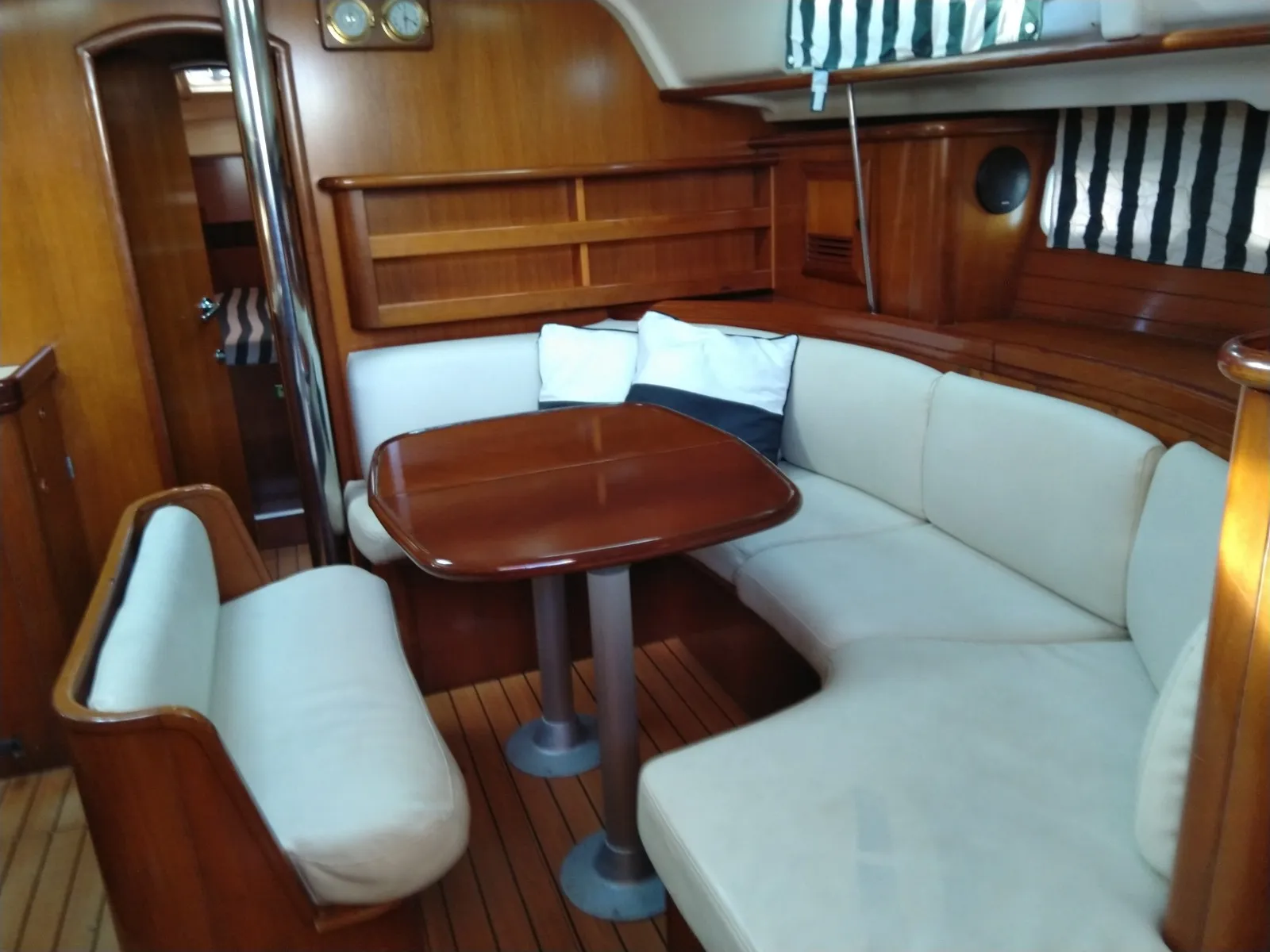 Oceanis 411 Nemesis — jahtikuva 2