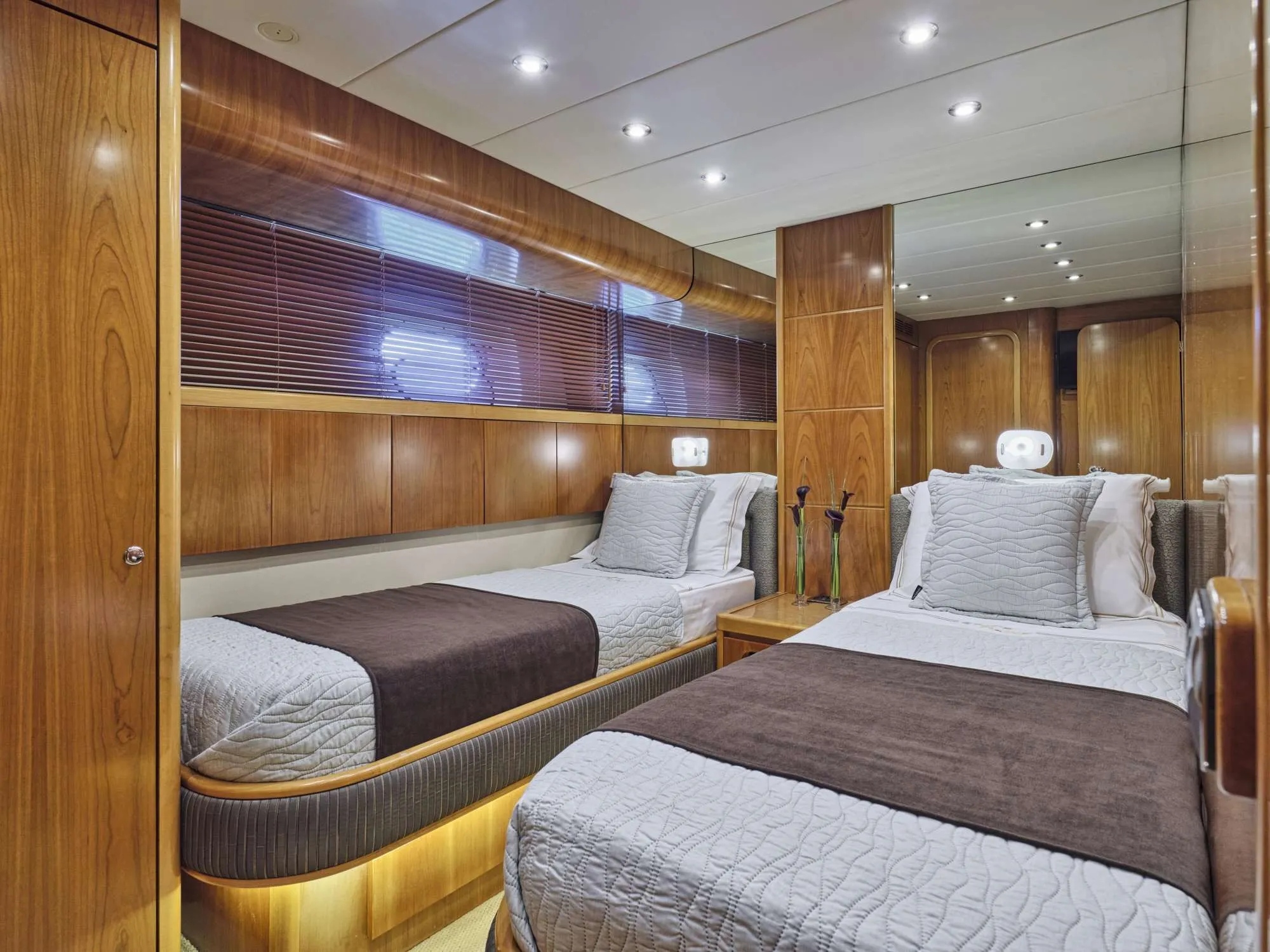 Falcon 90 Star Link — yacht photo 7