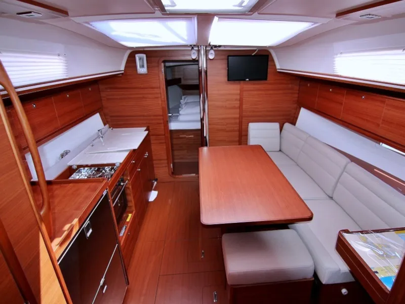 Dufour 382 Grand Large LOUISE — jahtikuva 2