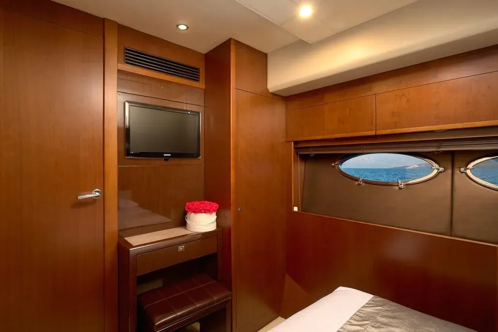 Princess 72 Fly Champion — yacht photo 8