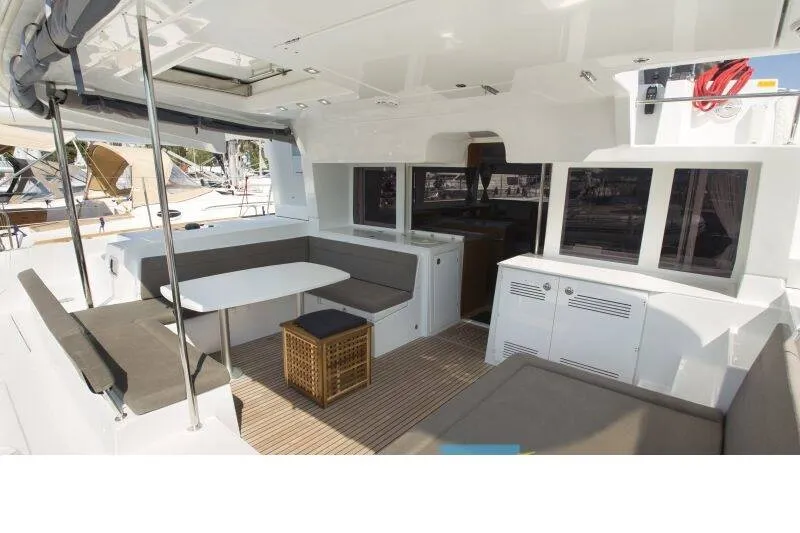Lagoon 450 Fly Hydra VIII — foto dello yacht n. 2