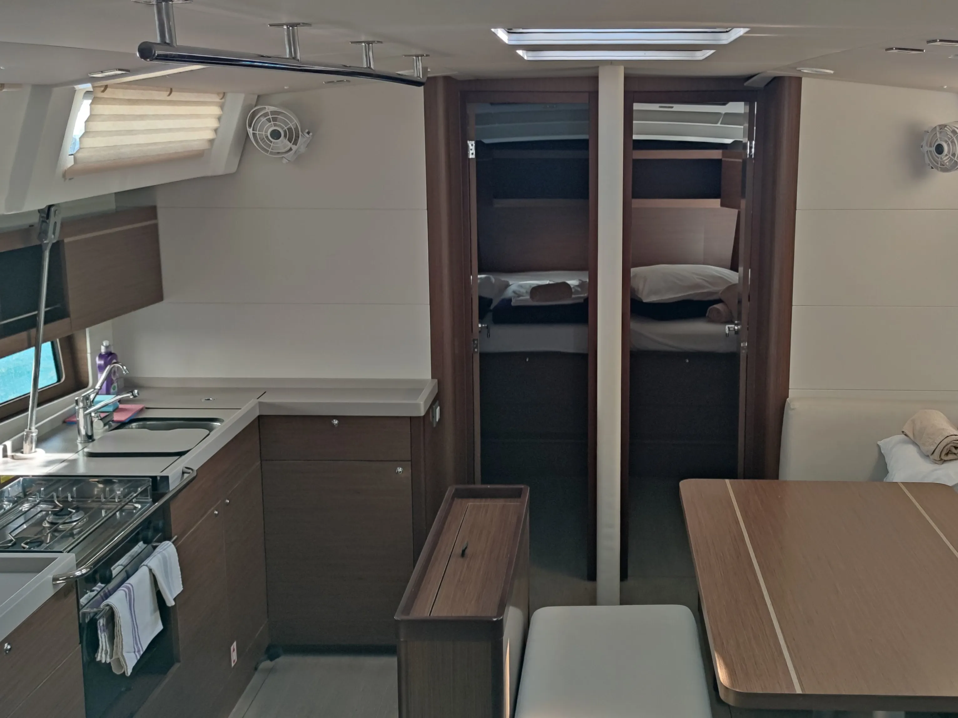 Oceanis 46.1 Everest — снимка на яхтата 12