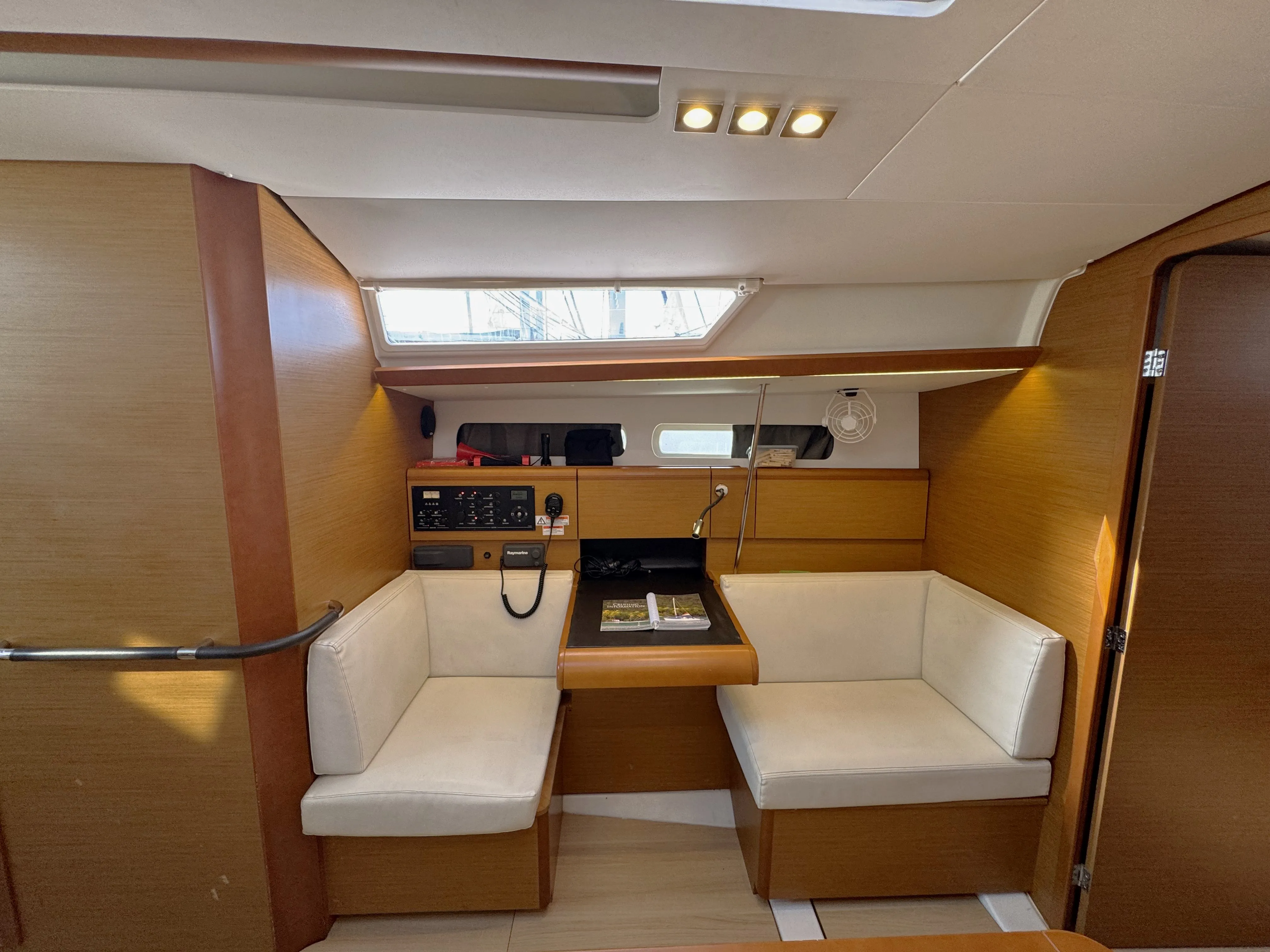 Sun Odyssey 419 Hello Fun — снимка на яхтата 7